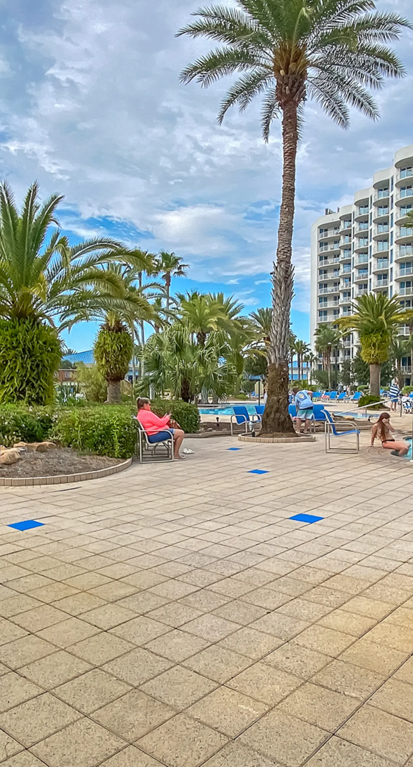 Beachy resort condo with balcony, outdoor pools, hot tub, gym, tennis, AC, & W&D