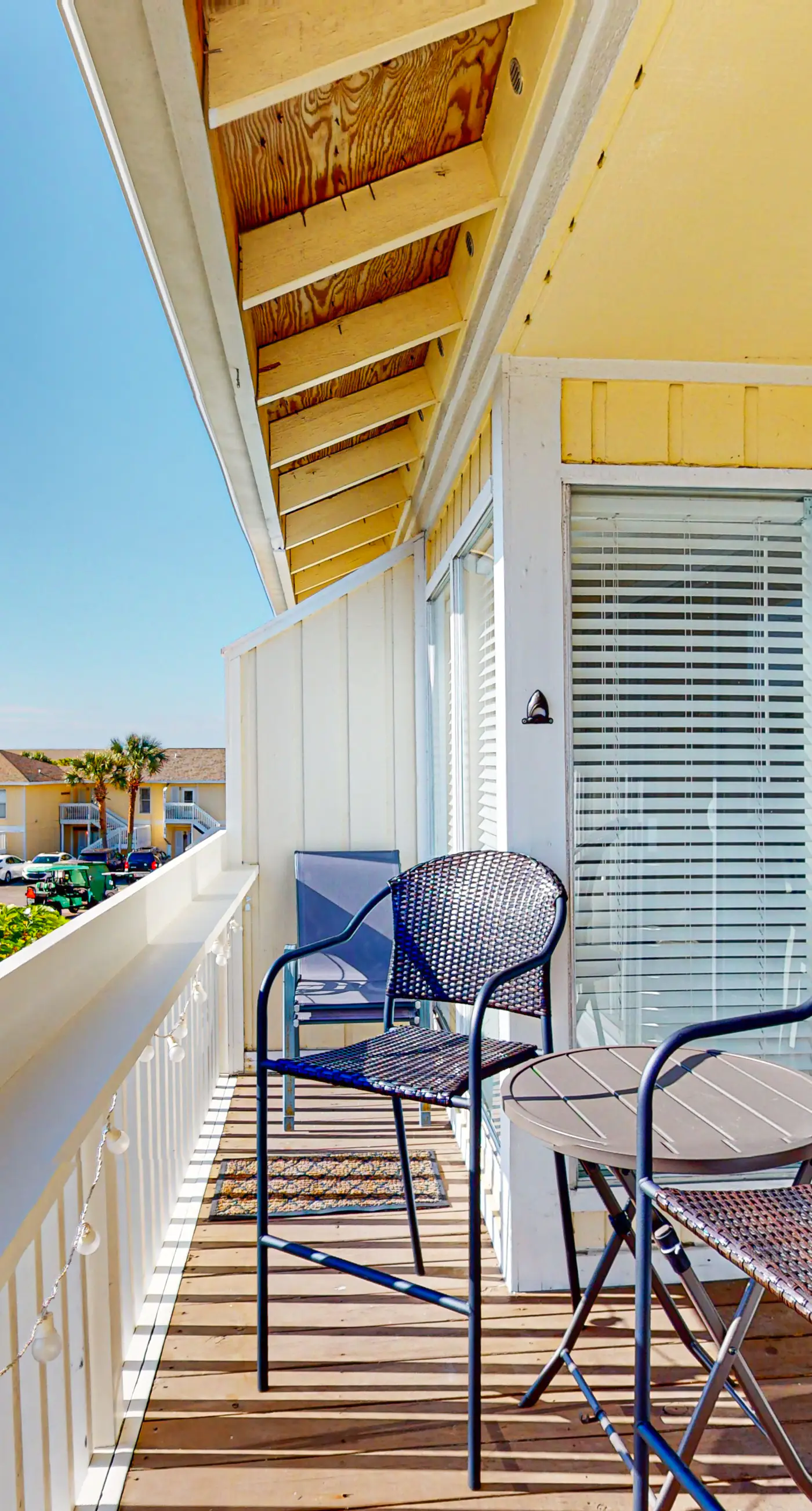 Charming condo with pool, hot tub, tennis, balcony, & W/D