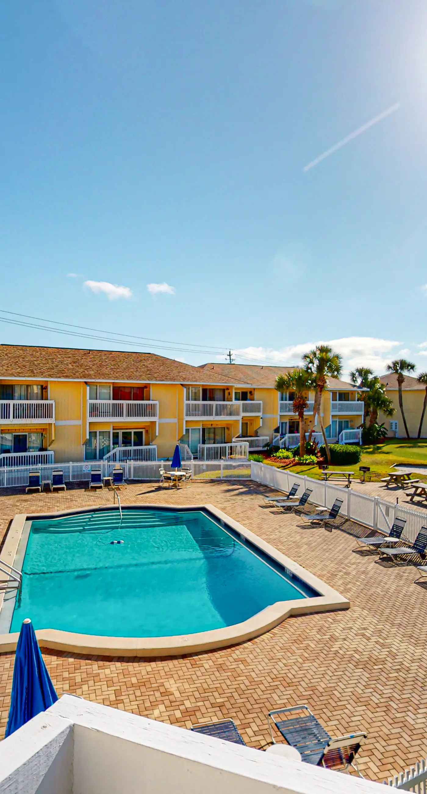 Charming condo with pool, hot tub, tennis, balcony, & W/D