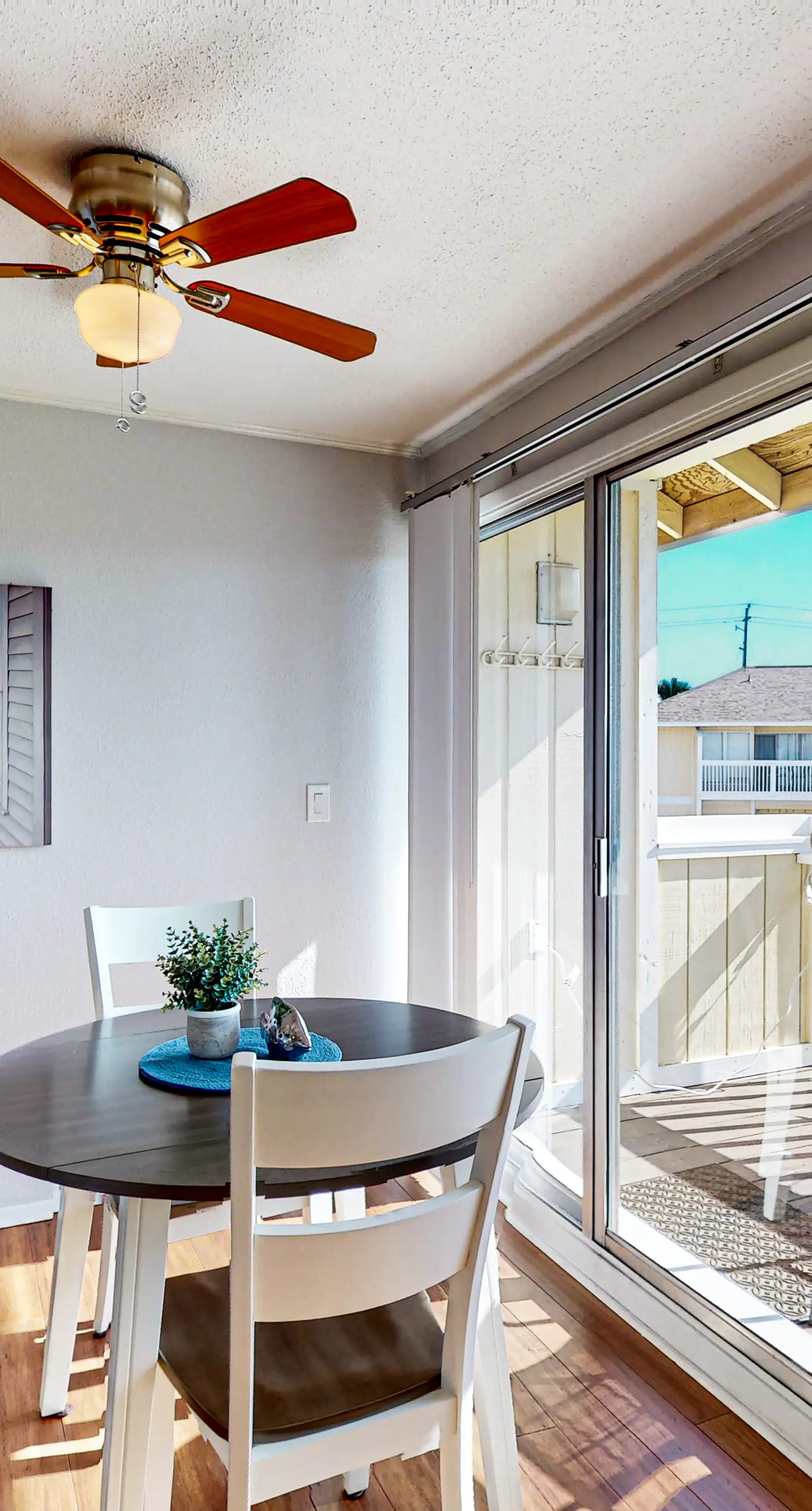 Charming condo with pool, hot tub, tennis, balcony, & W/D