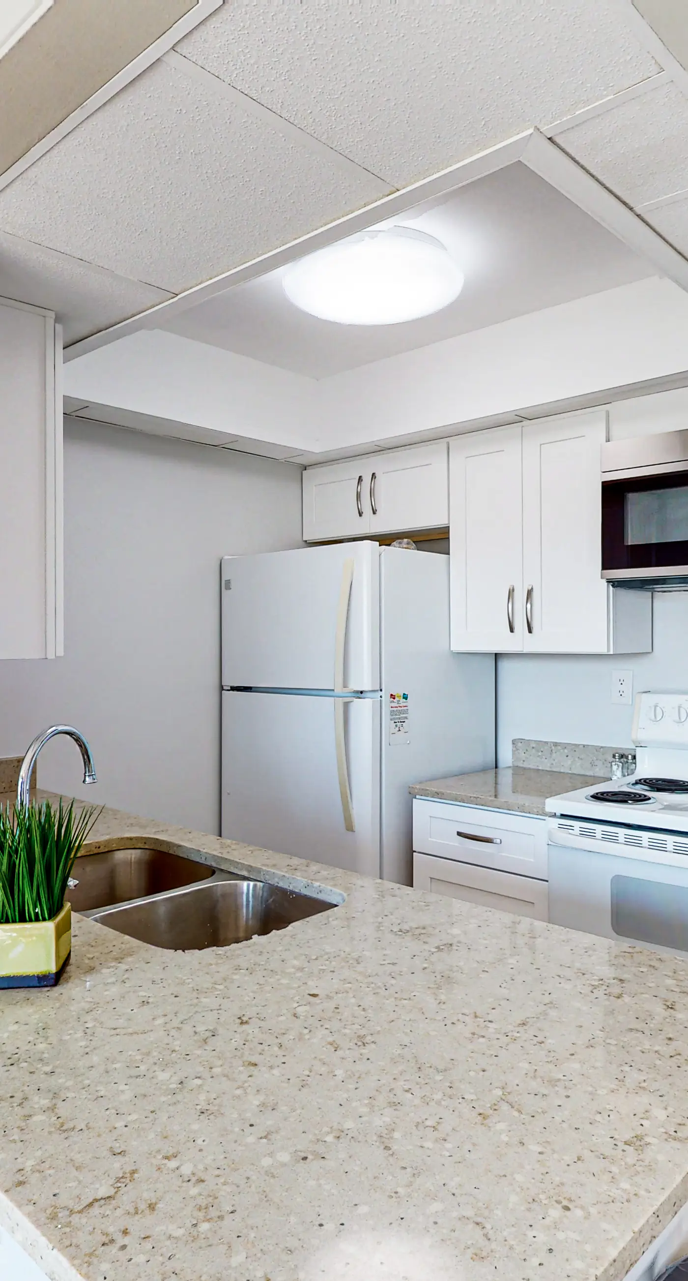 Charming condo with pool, hot tub, tennis, balcony, & W/D