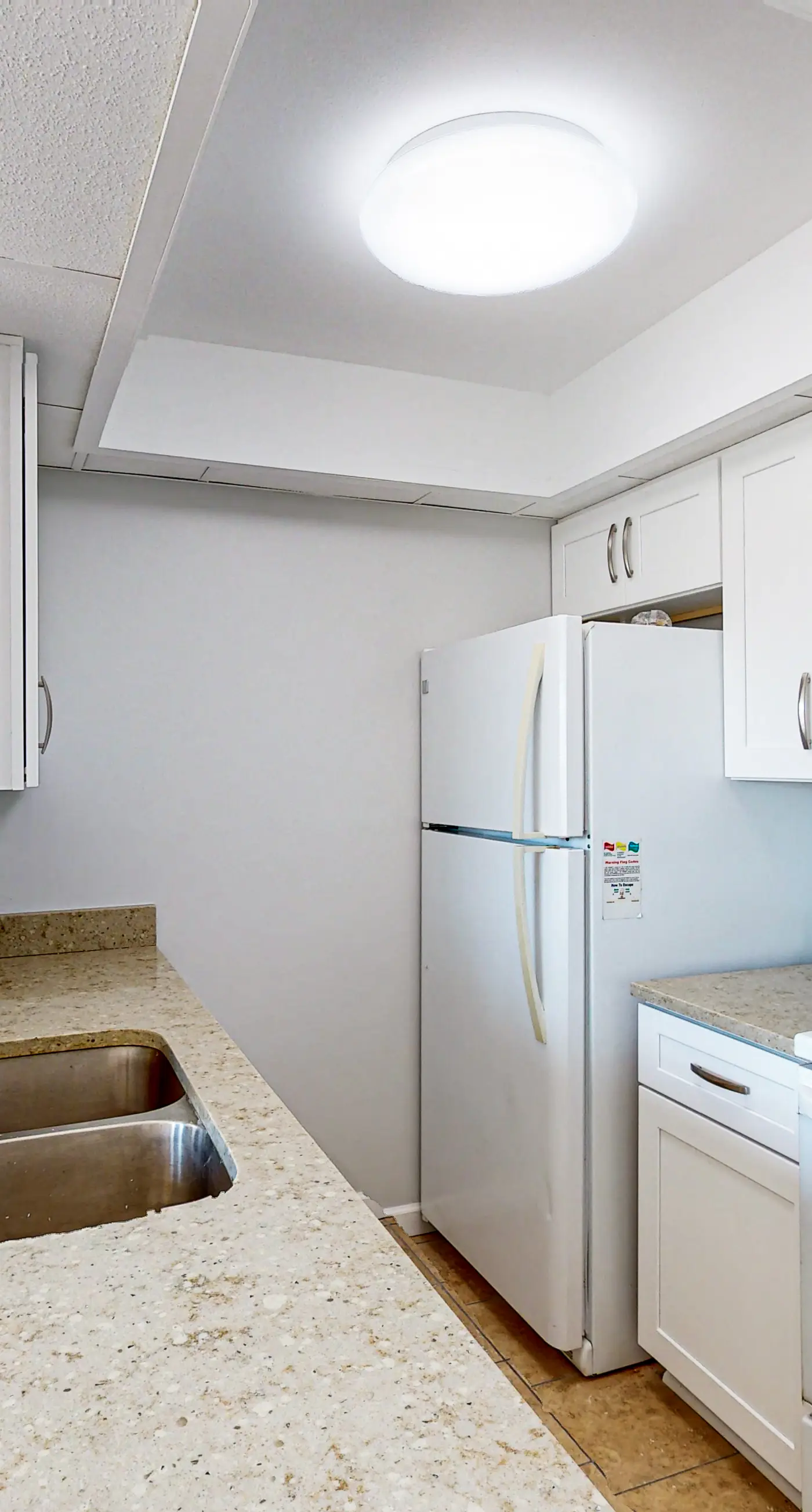 Charming condo with pool, hot tub, tennis, balcony, & W/D