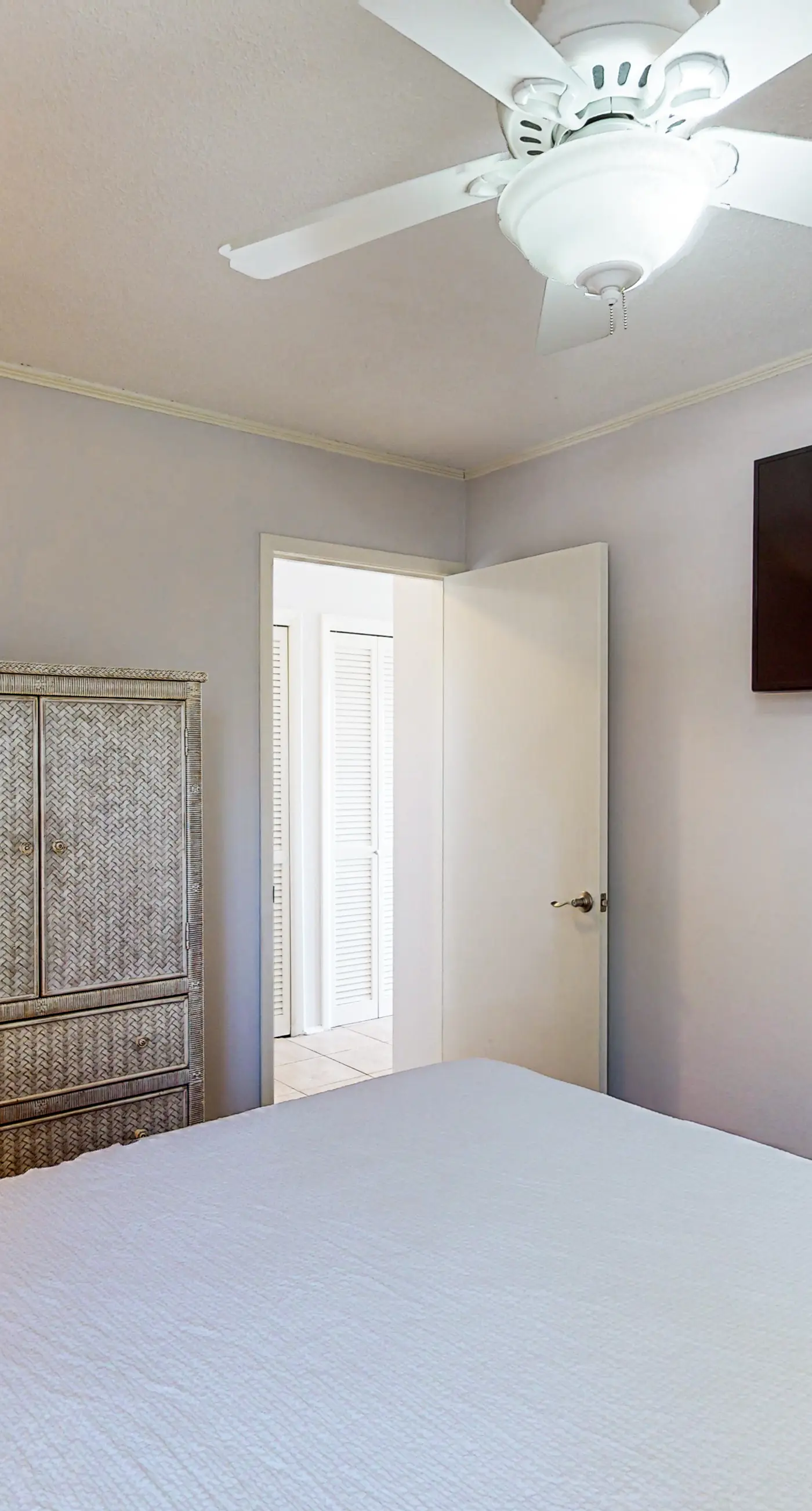 Charming condo with pool, hot tub, tennis, balcony, & W/D