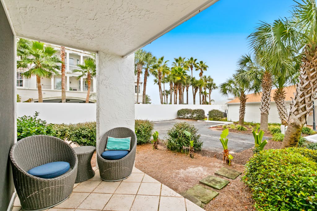 1st-floor condo near the beach with outdoor pool, tennis court & furnished patio