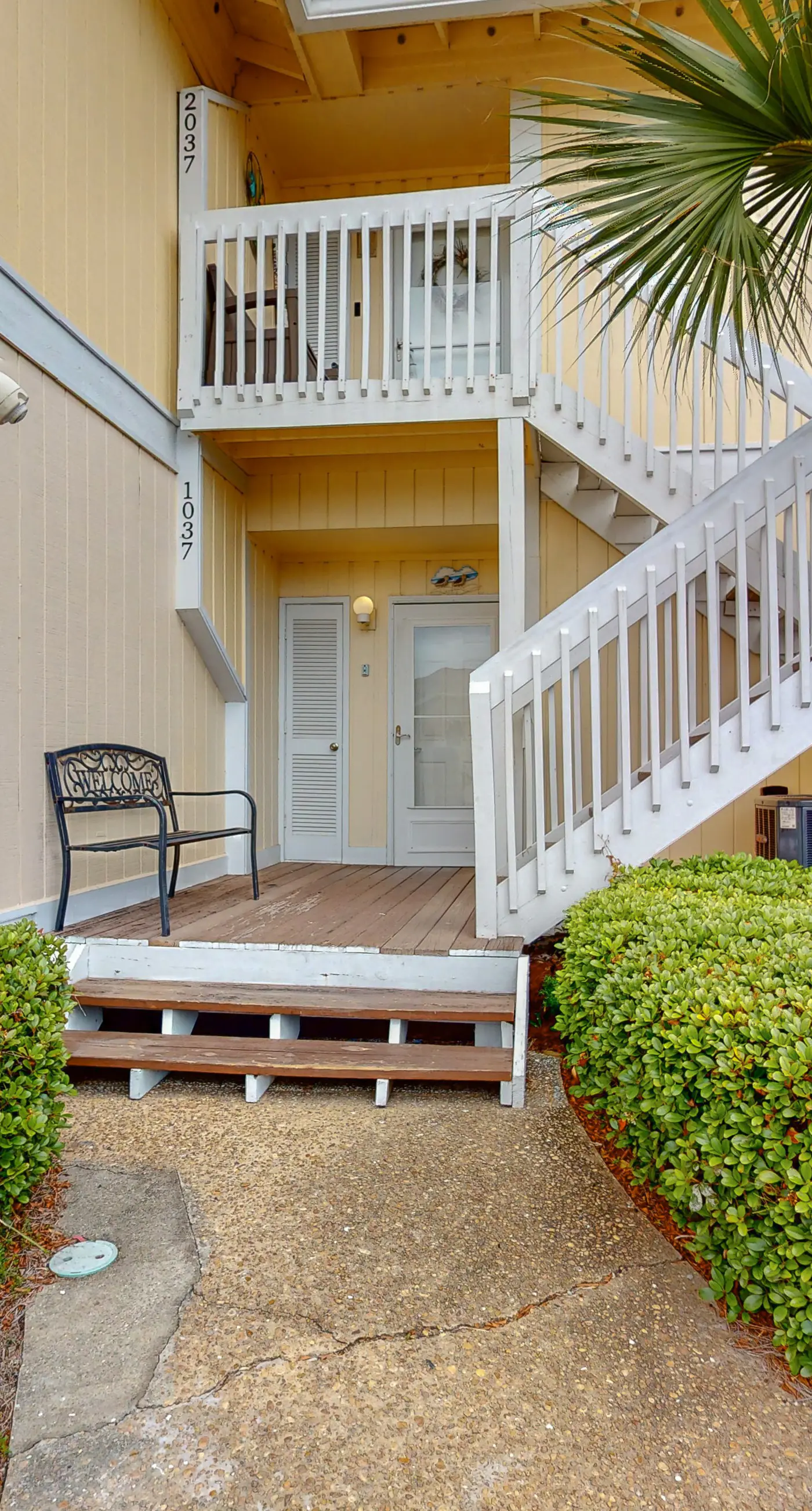 Coastal condo with pool, hot tub, tennis & golf access - dog-friendly