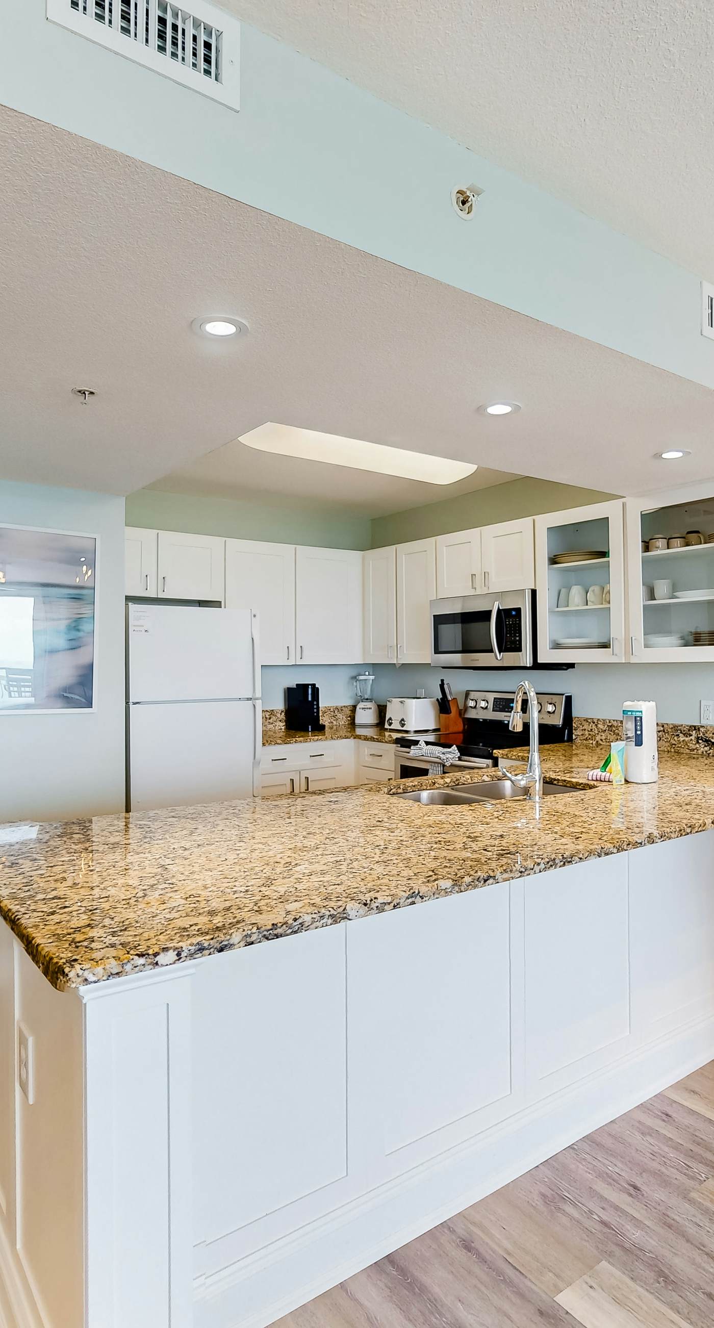 Gulf-front condo with pools, hot tubs, gym, beach access & scenic balcony