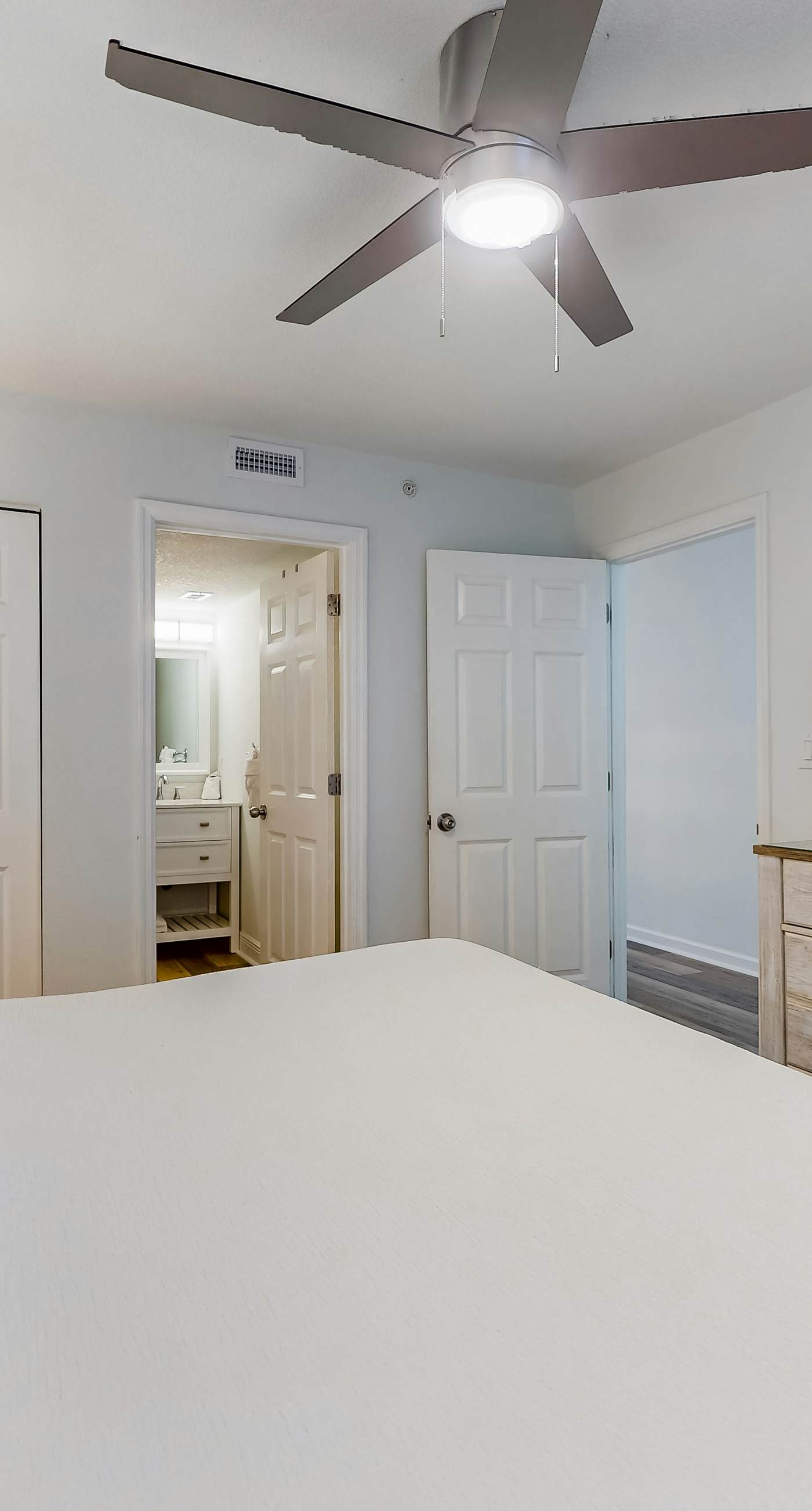 Gulf-front condo with pools, hot tubs, gym, beach access & scenic balcony