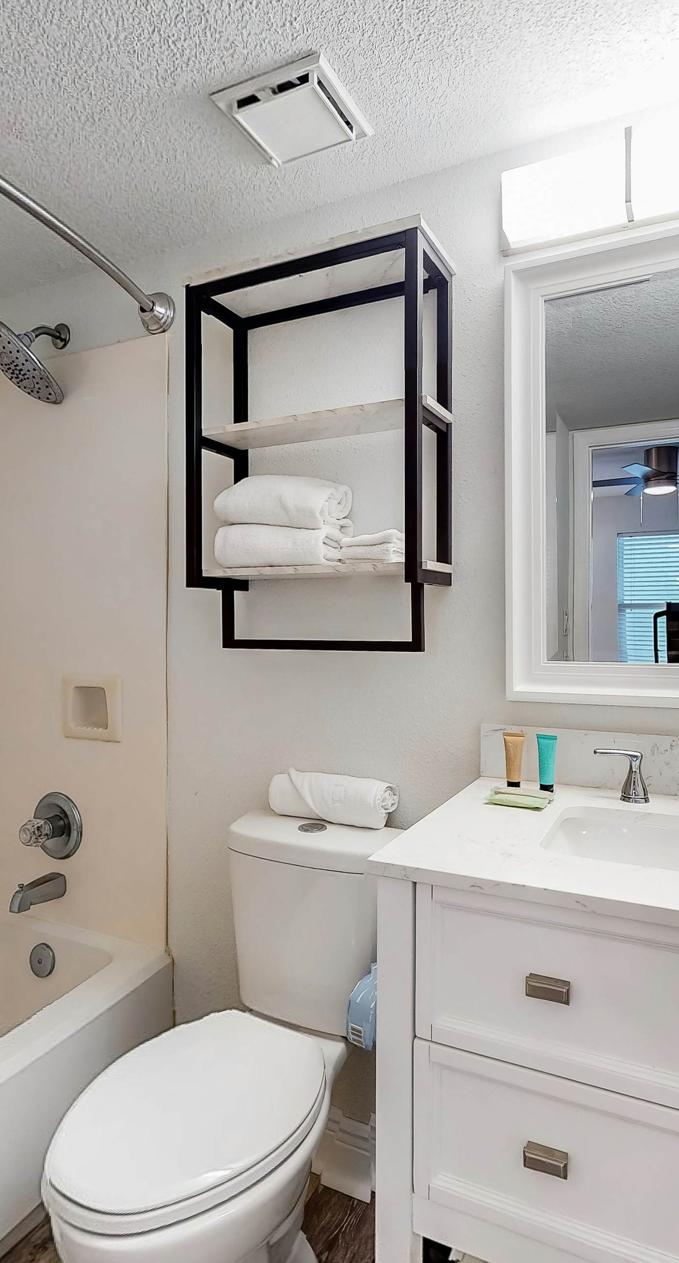 Gulf-front condo with pools, hot tubs, gym, beach access & scenic balcony