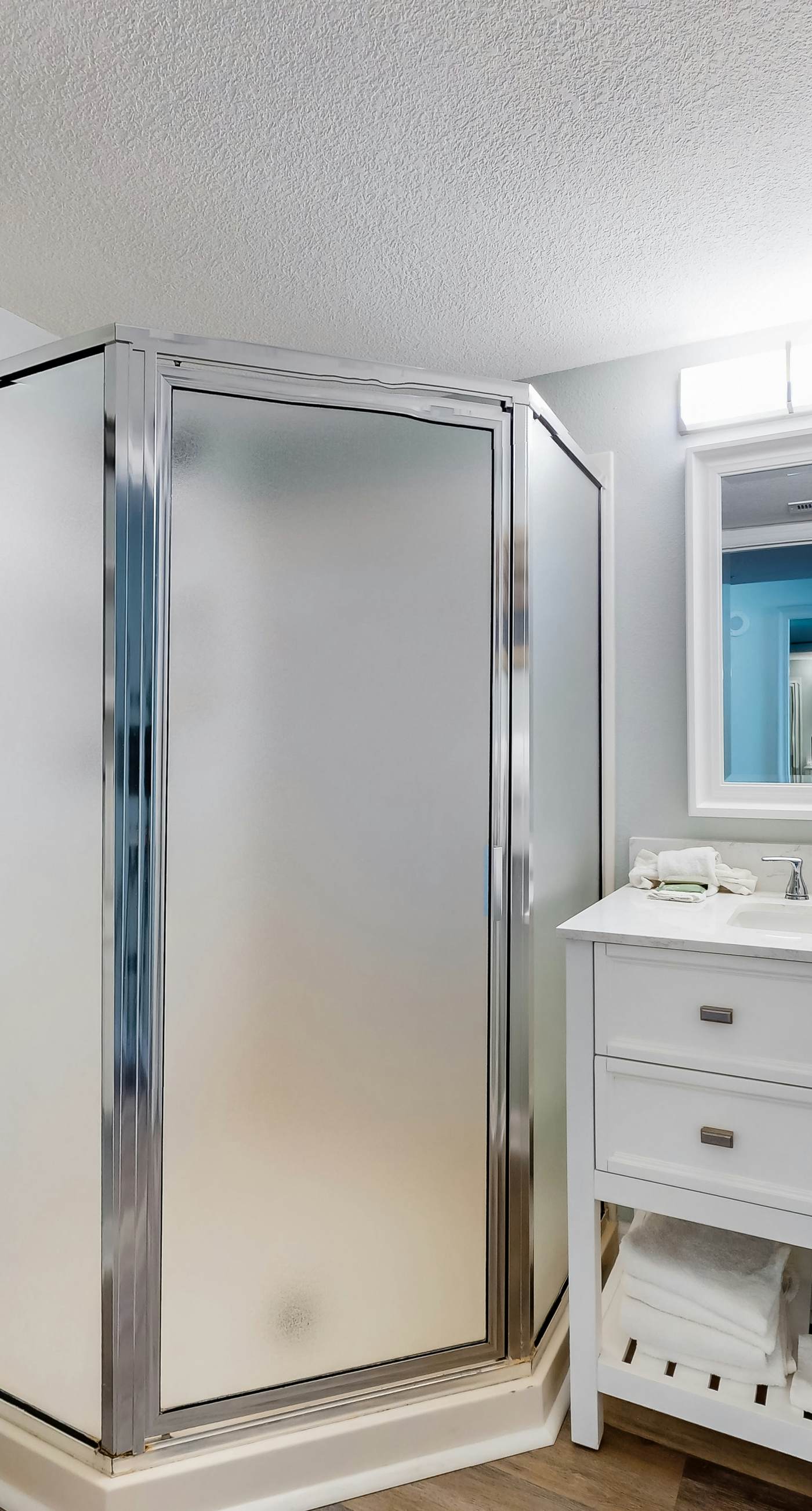 Gulf-front condo with pools, hot tubs, gym, beach access & scenic balcony