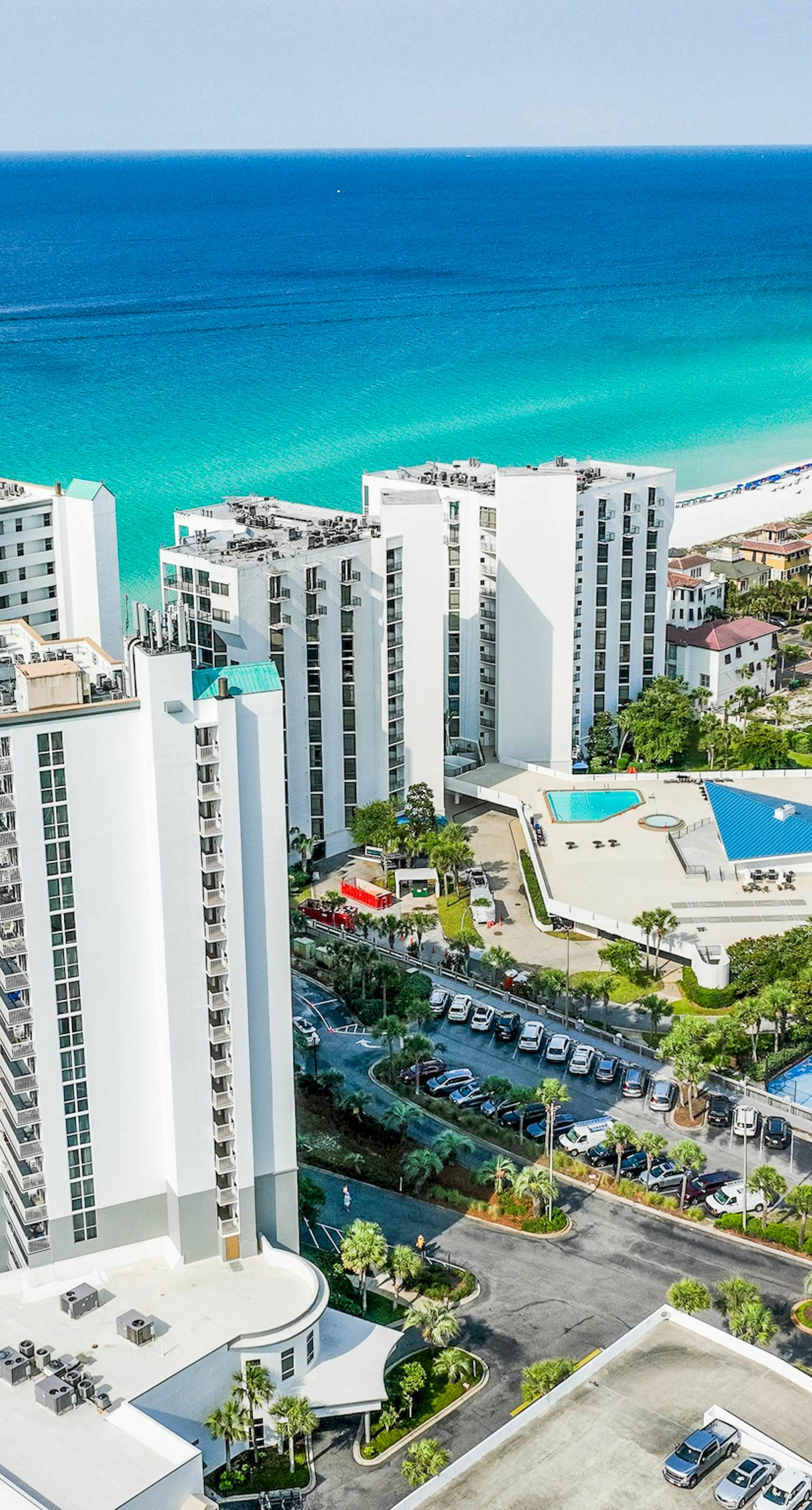 Gulf-front condo with pools, hot tubs, gym, beach access & scenic balcony