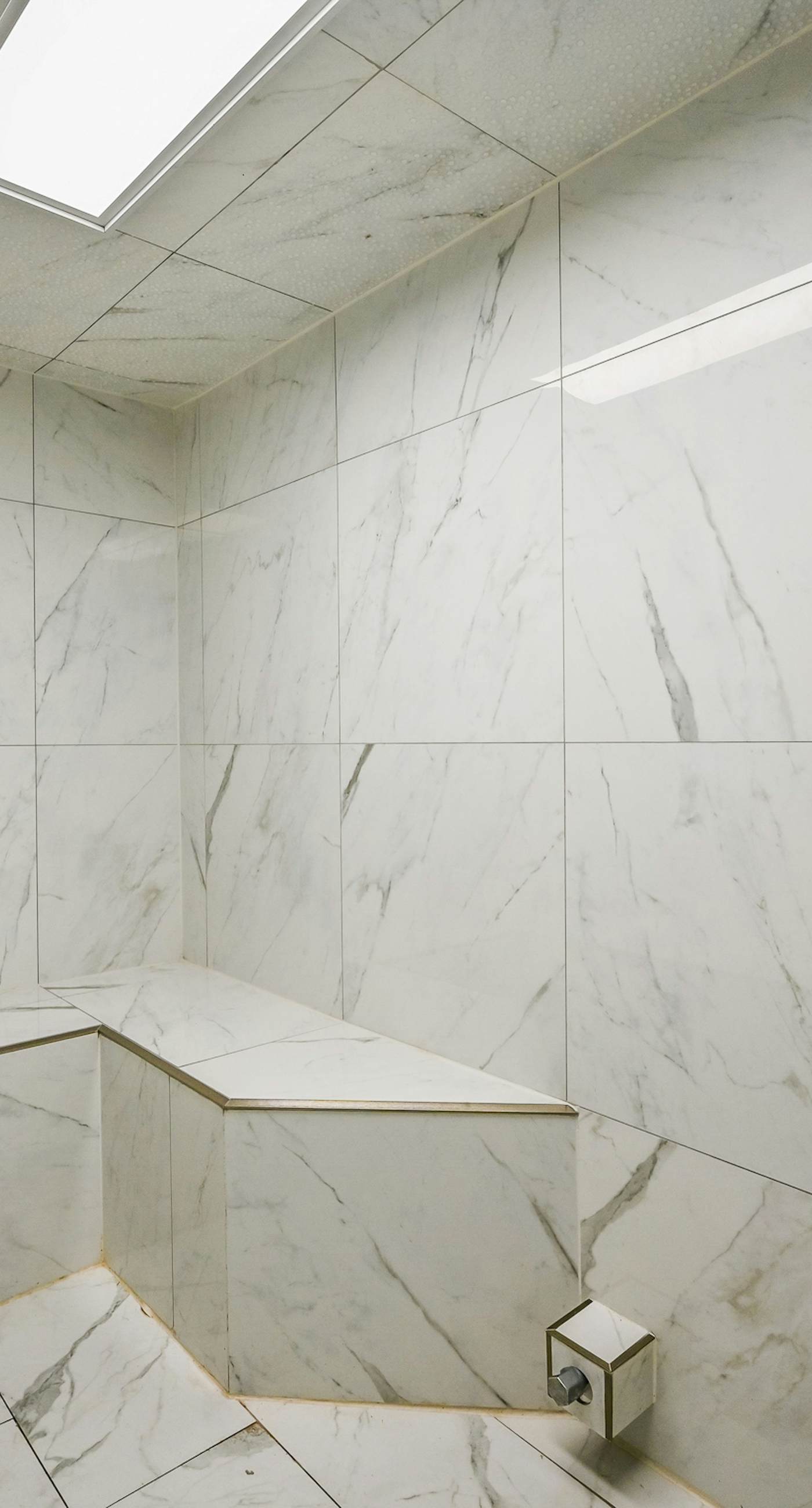 Gulf-front condo with pools, hot tubs, gym, beach access & scenic balcony