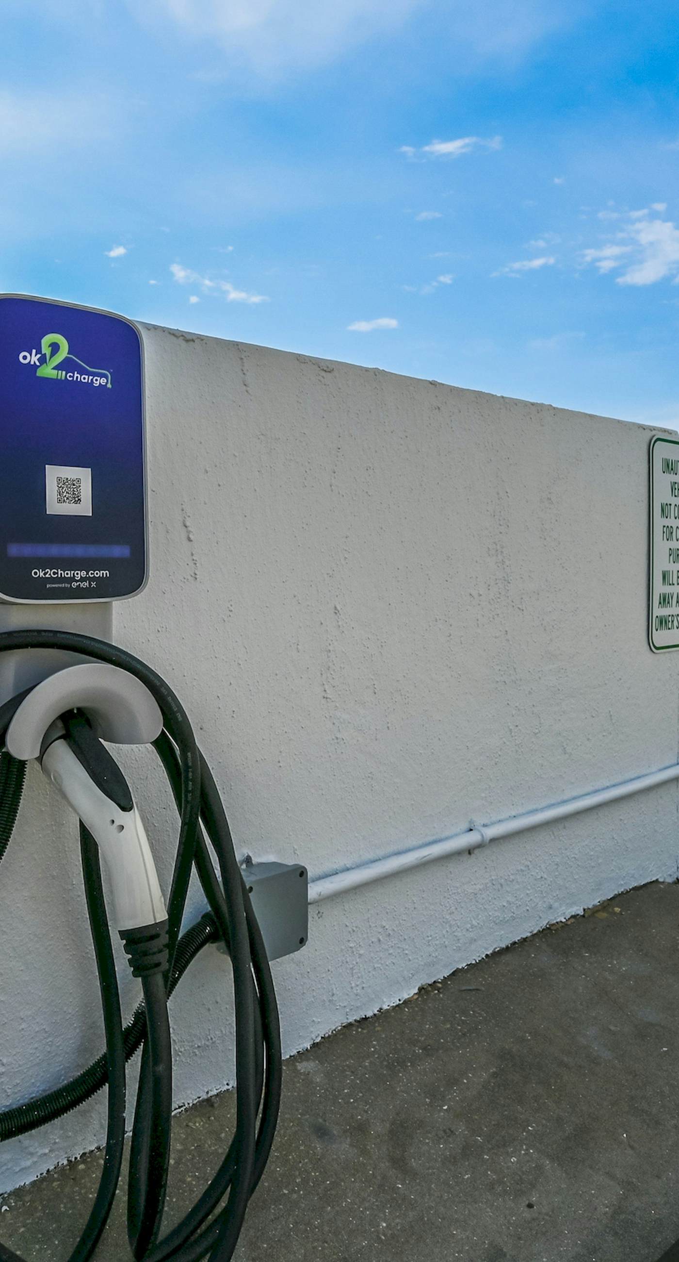 Gulf-front condo with pools, hot tubs, gym, beach access & scenic balcony