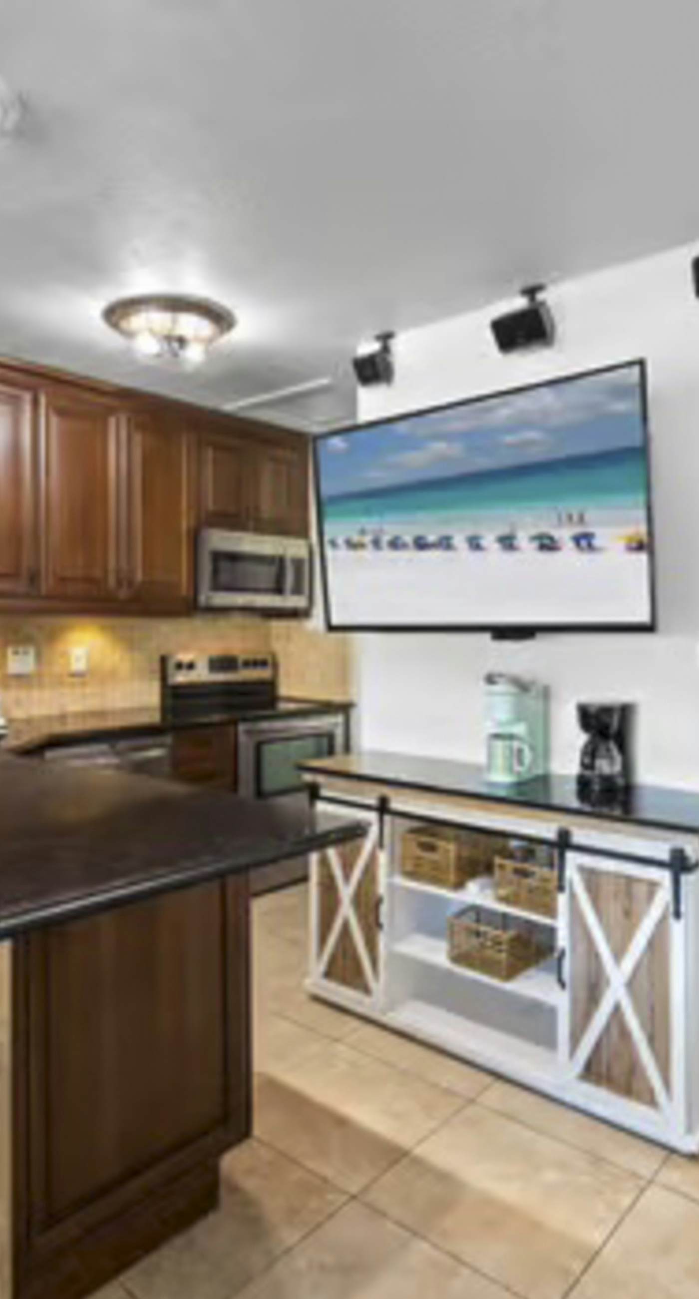 Beachside dog-friendly retreat with pools, hot tub, golf & beach service