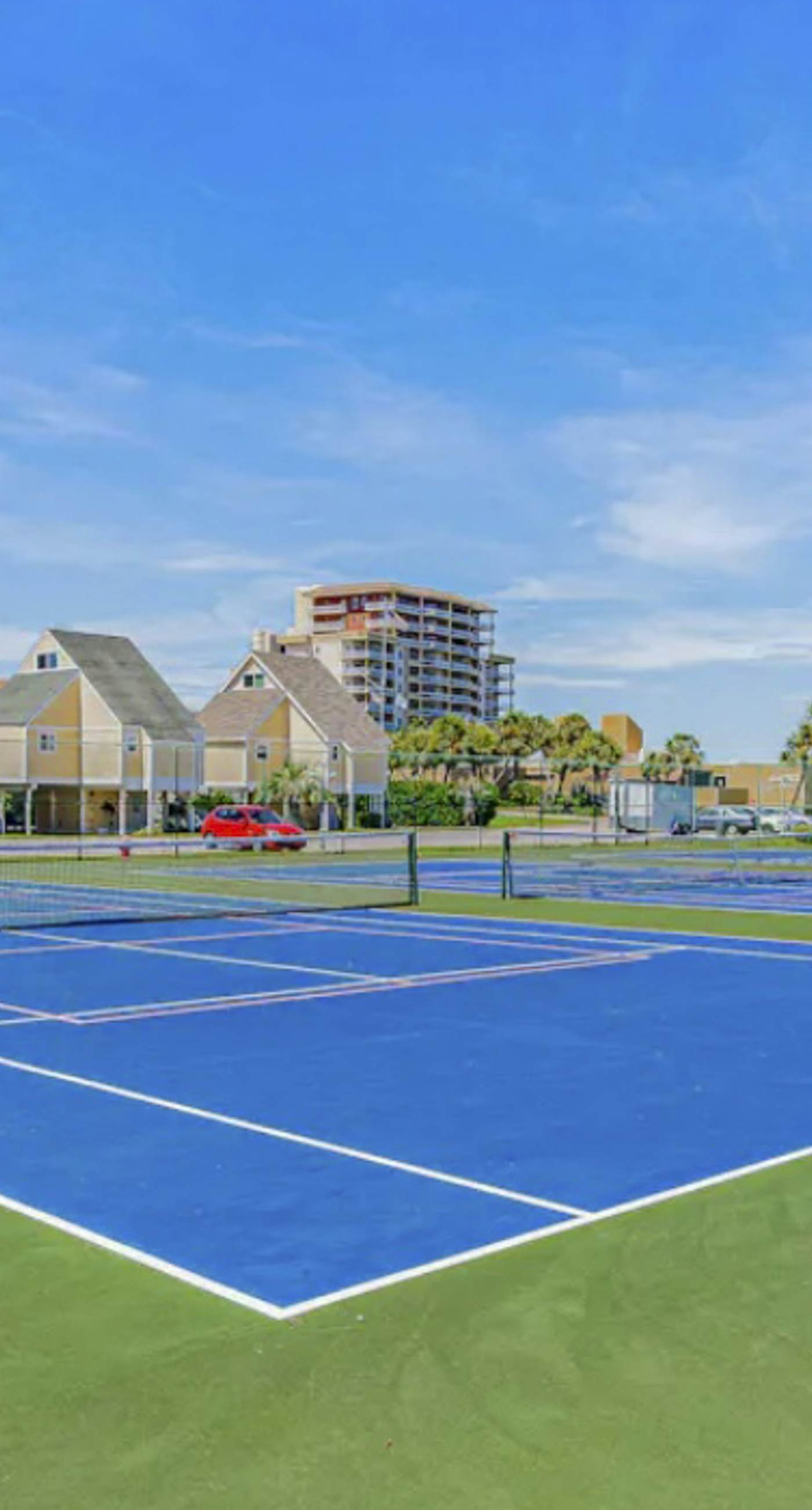 Beachside dog-friendly retreat with pools, hot tub, golf & beach service