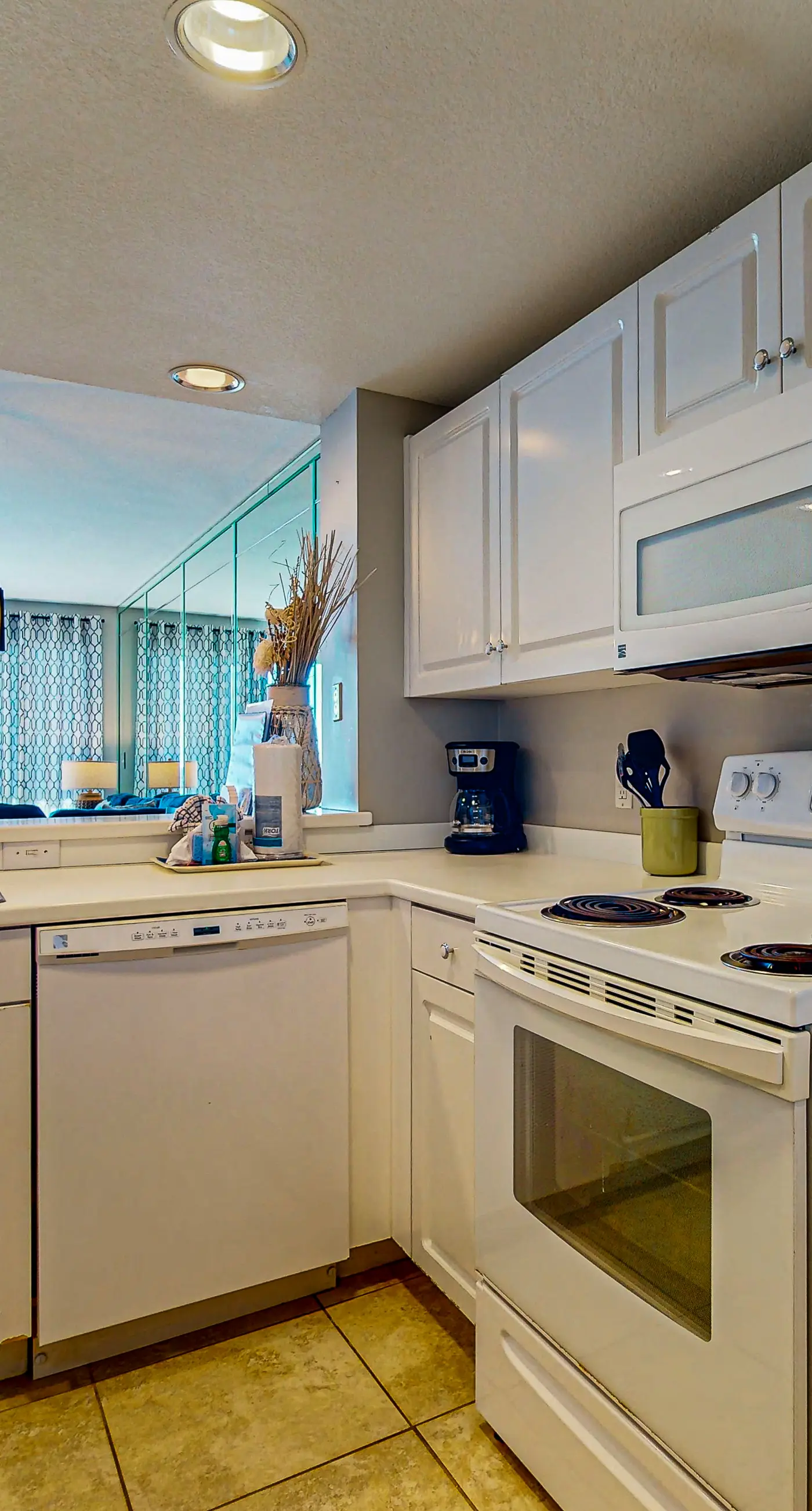 Ocean-view 5th-floor condo with heated outdoor pool, gym, balcony, BBQ area