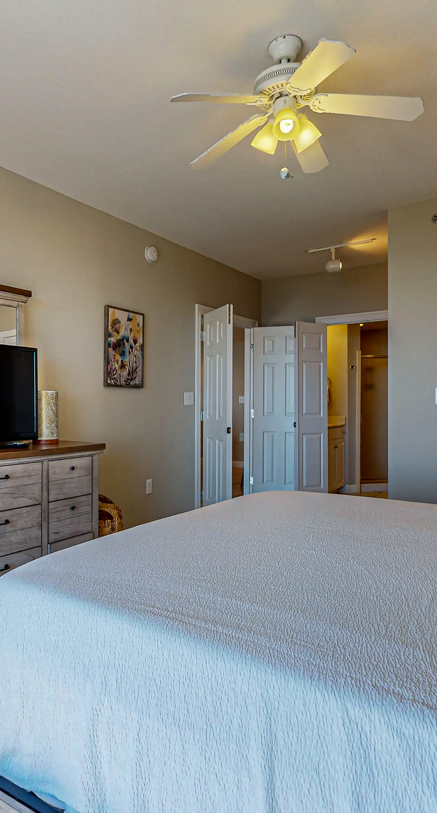 Ocean-view 5th-floor condo with heated outdoor pool, gym, balcony, BBQ area