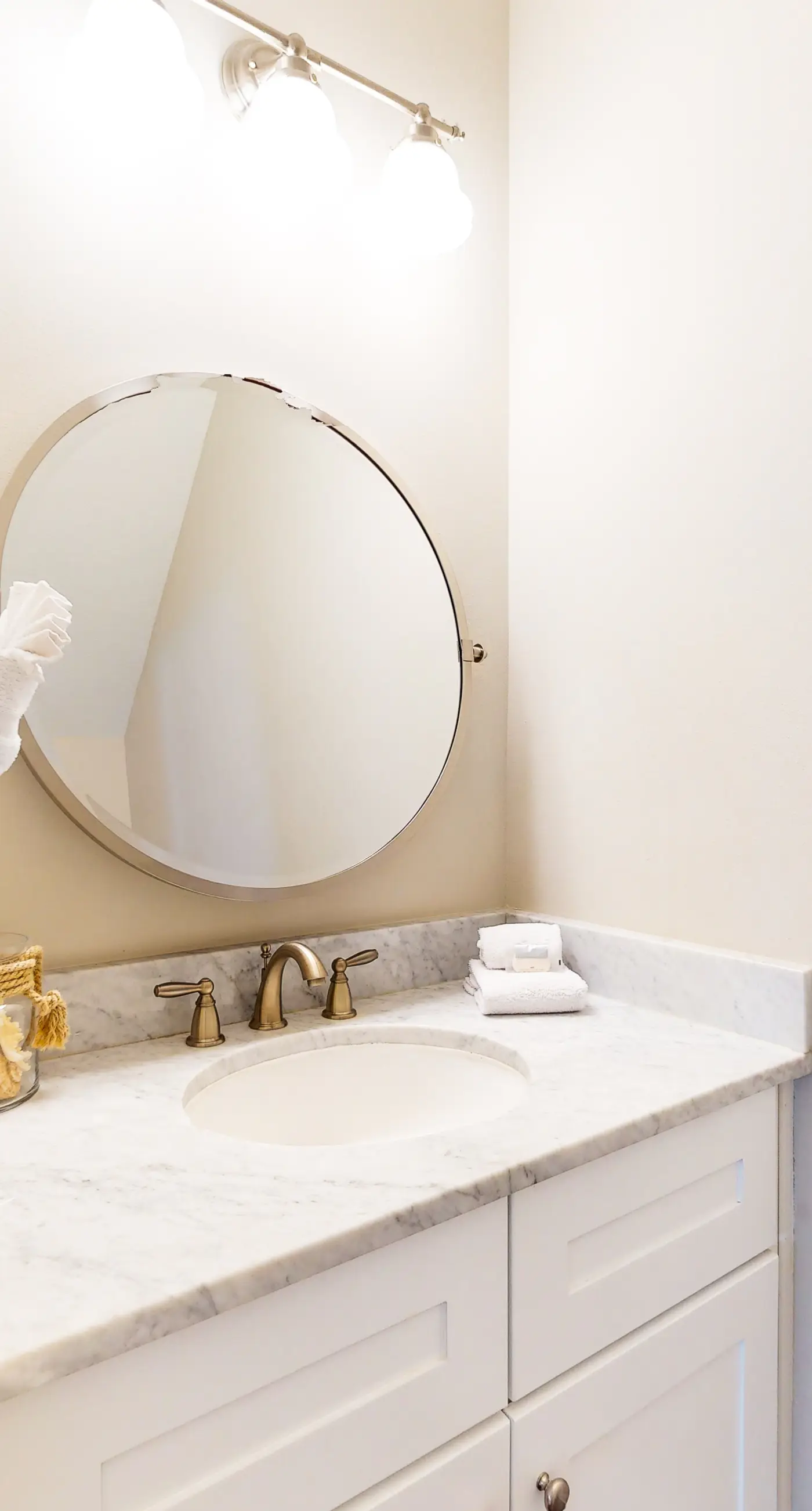 Snowbird-friendly home in gated community with hot tub, pool, balcony, & grill