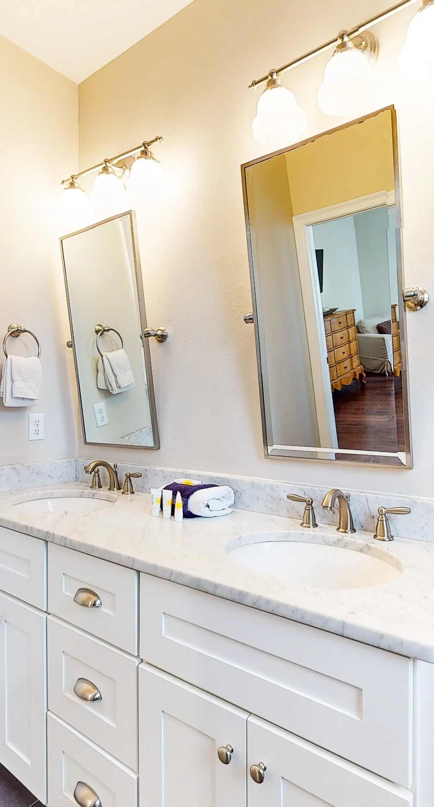 Snowbird-friendly home in gated community with hot tub, pool, balcony, & grill