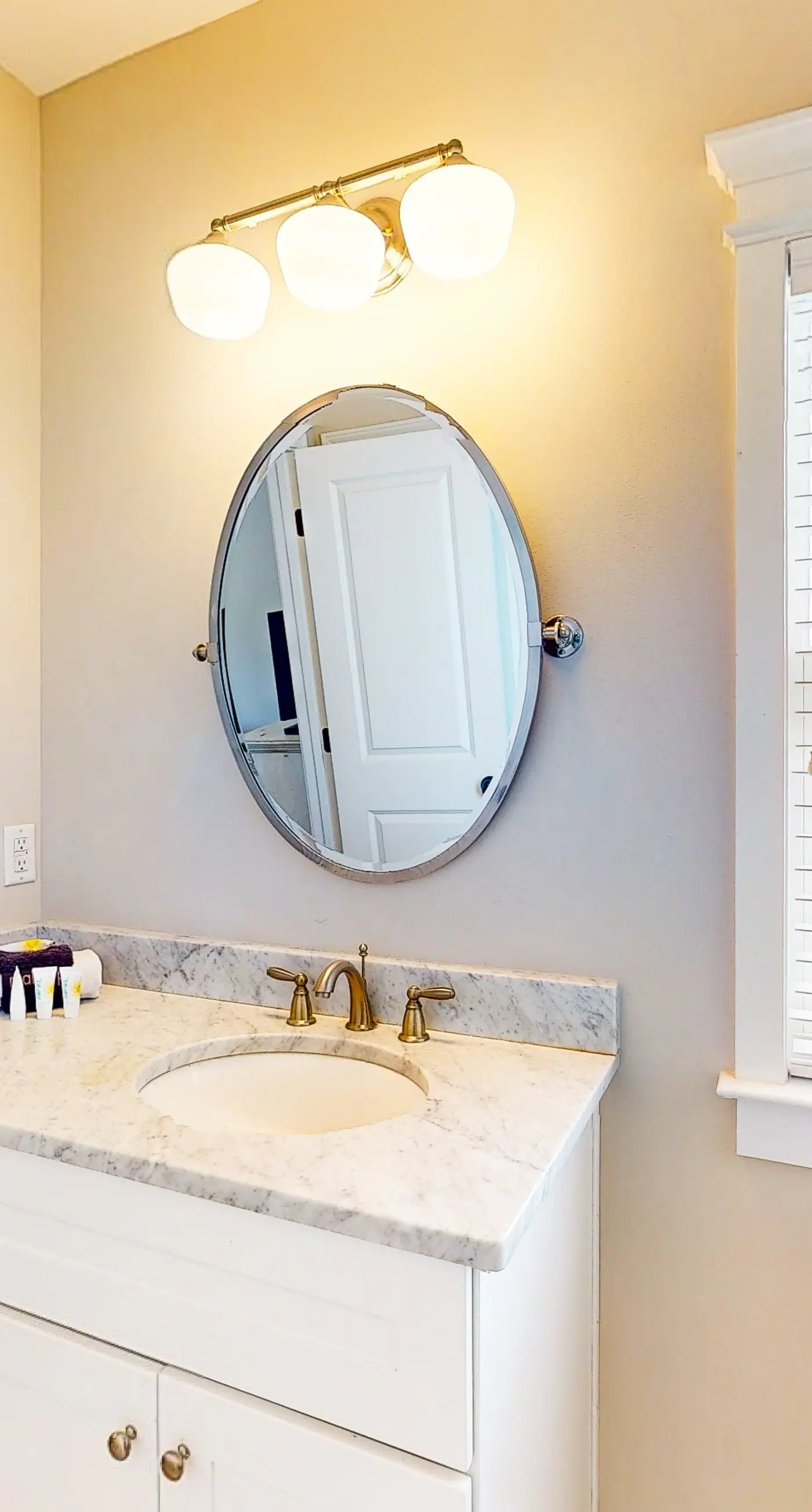 Snowbird-friendly home in gated community with hot tub, pool, balcony, & grill