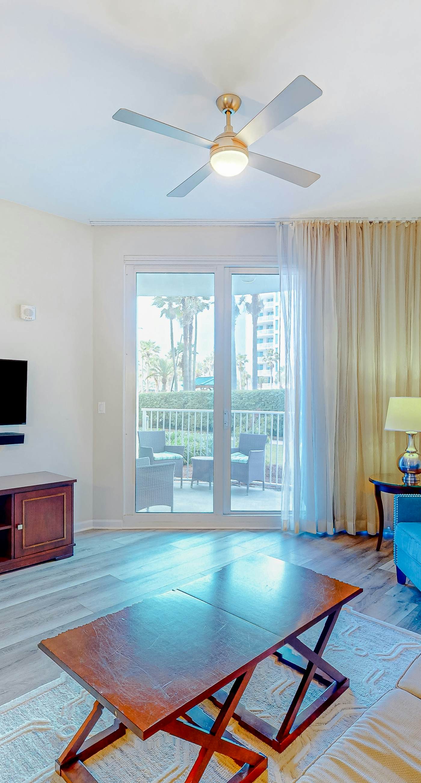 Snowbird-friendly condo with pool, hot tub, splash area, tennis, restaurant, gym