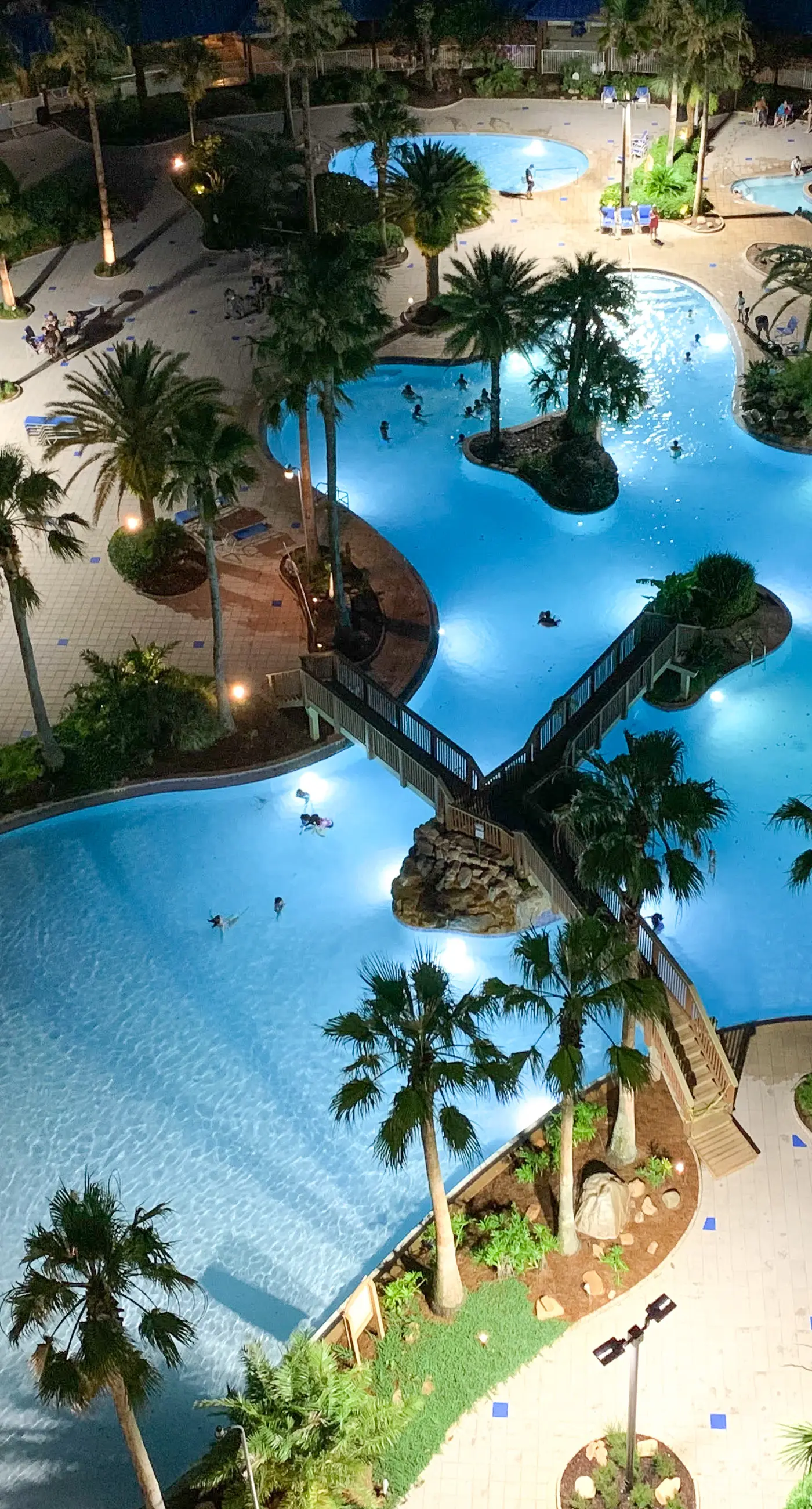 Snowbird-friendly condo with pool, hot tub, splash area, tennis, restaurant, gym