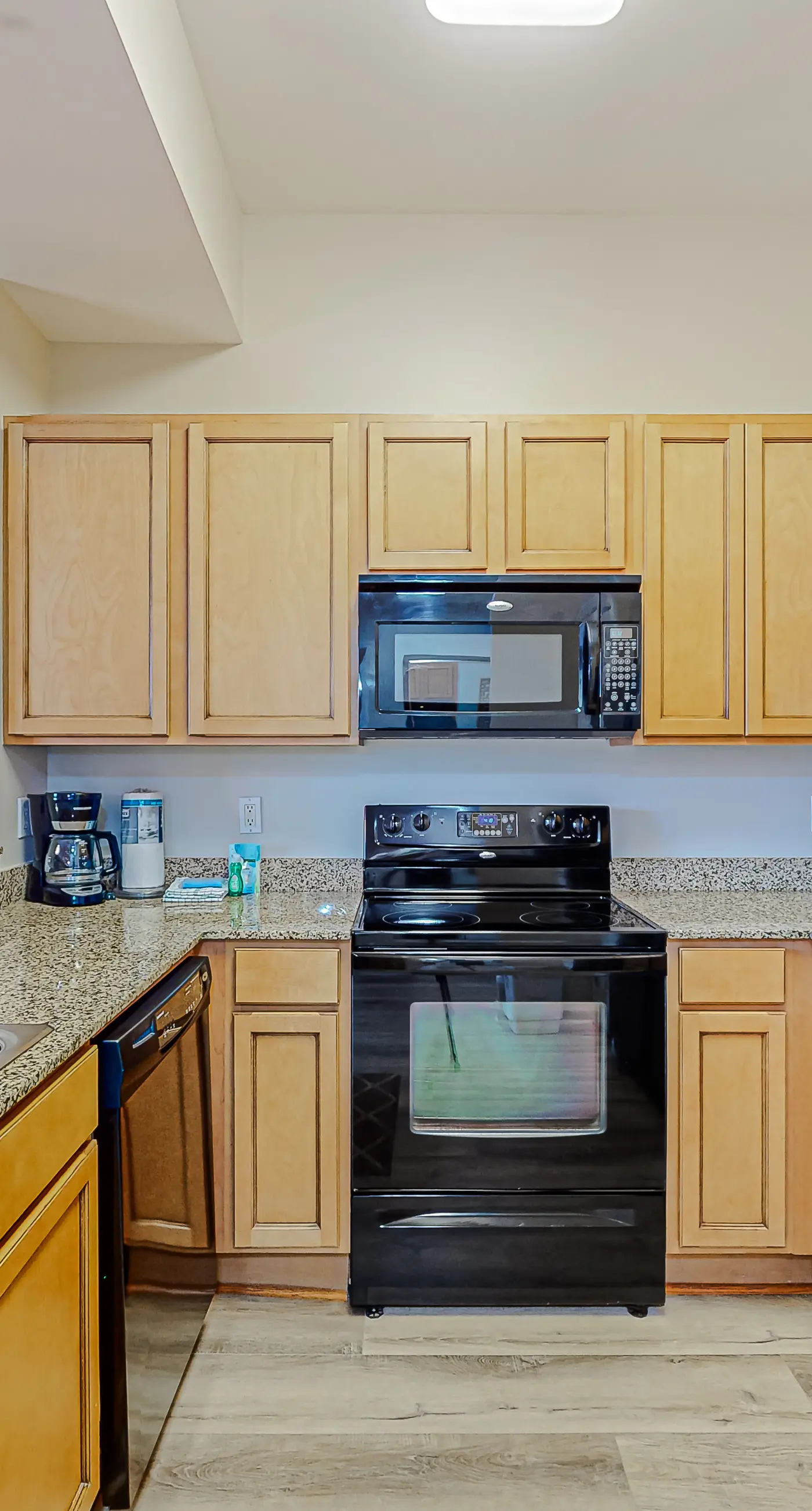 Snowbird-friendly condo with pool, hot tub, splash area, tennis, restaurant, gym