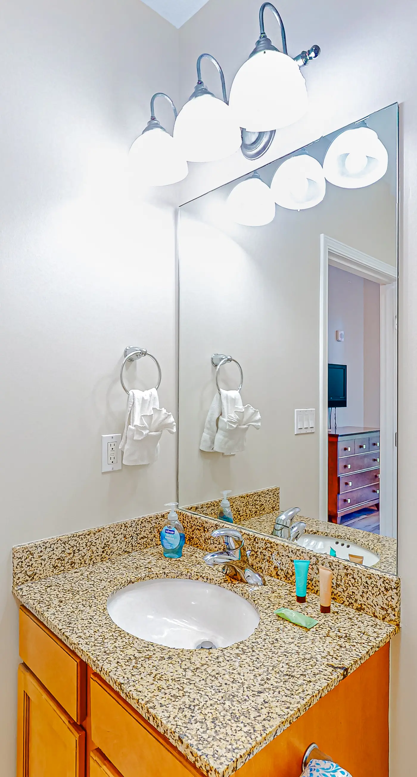 Snowbird-friendly condo with pool, hot tub, splash area, tennis, restaurant, gym