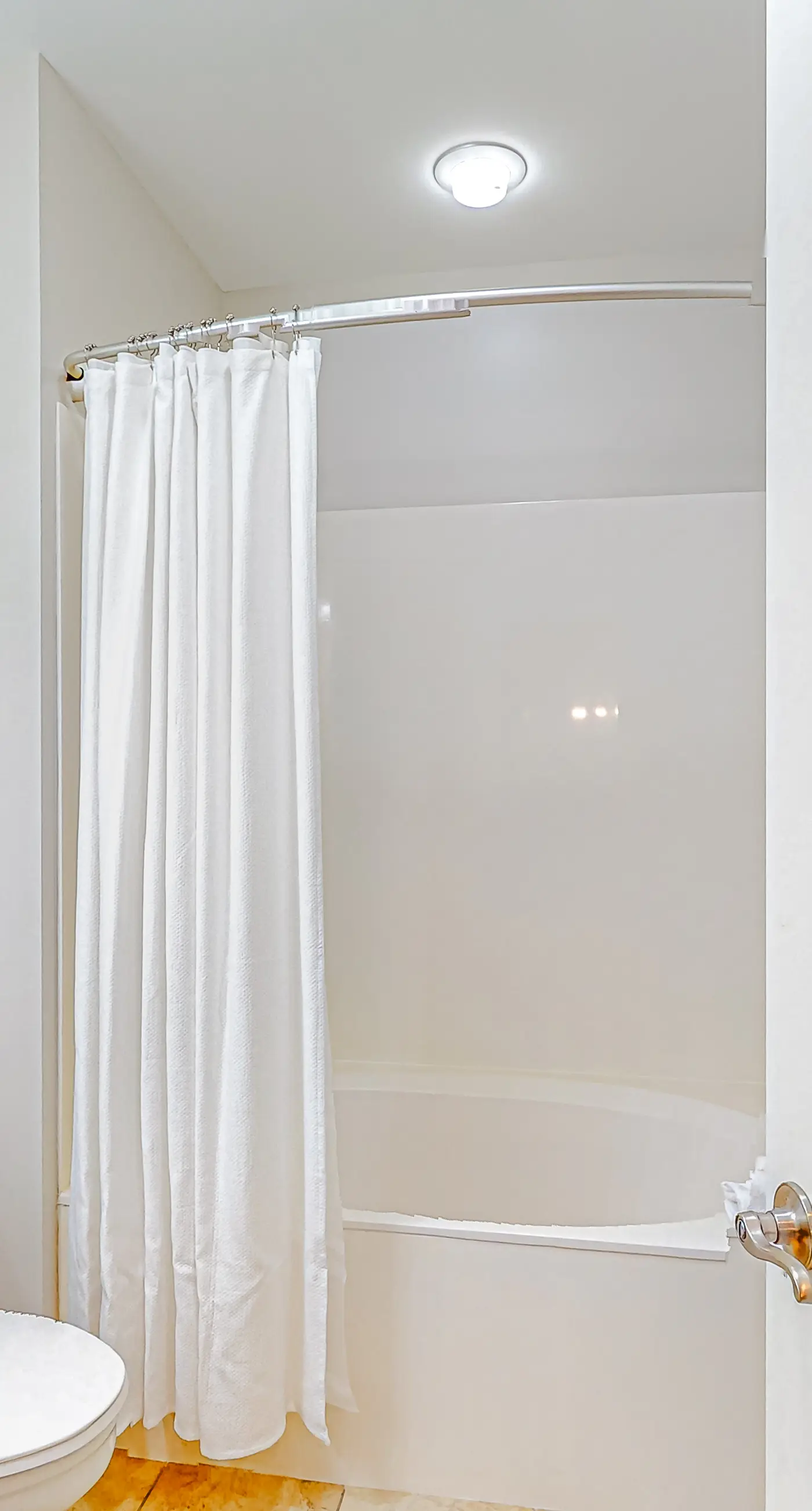 Snowbird-friendly condo with pool, hot tub, splash area, tennis, restaurant, gym