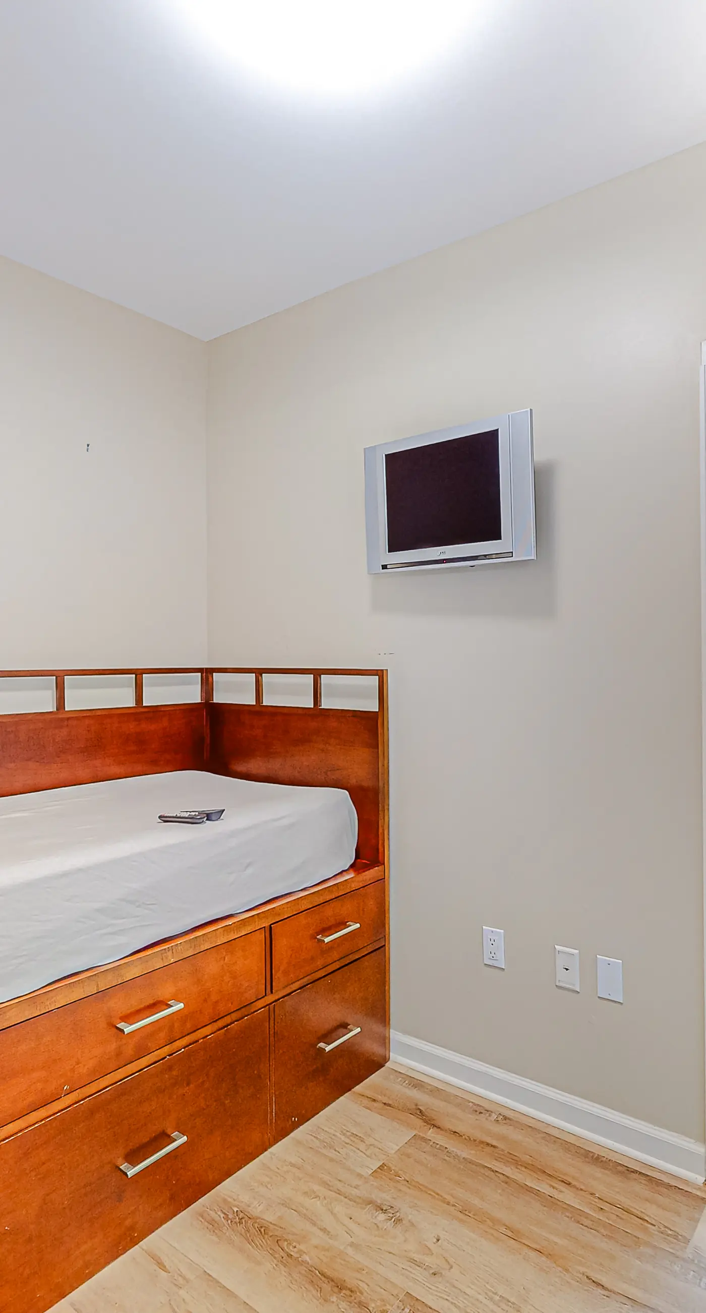 Snowbird-friendly condo with pool, hot tub, splash area, tennis, restaurant, gym