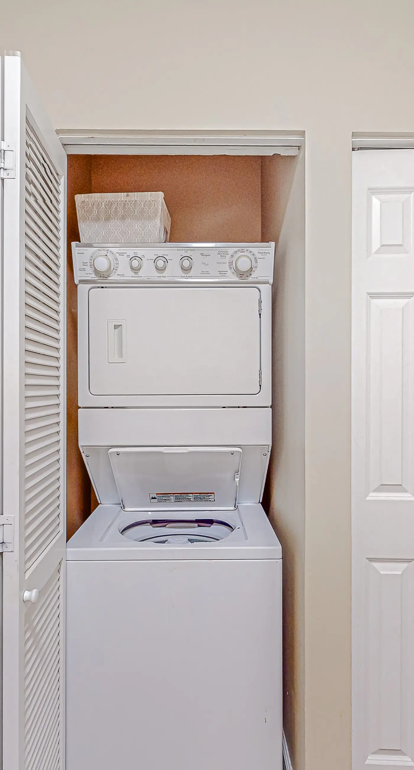 Snowbird-friendly condo with pool, hot tub, splash area, tennis, restaurant, gym