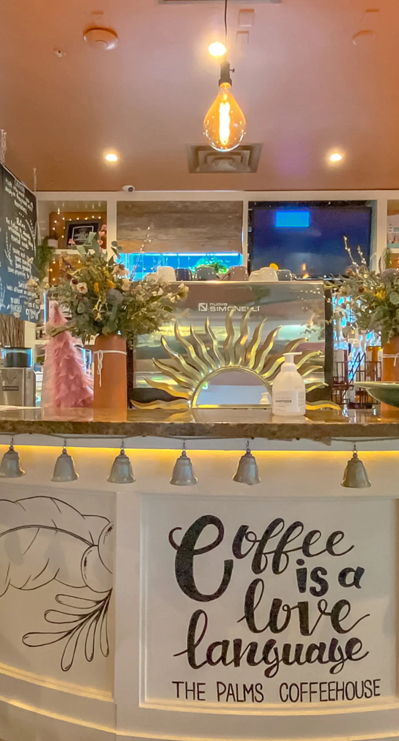 Snowbird-friendly condo with pool, hot tub, splash area, tennis, restaurant, gym