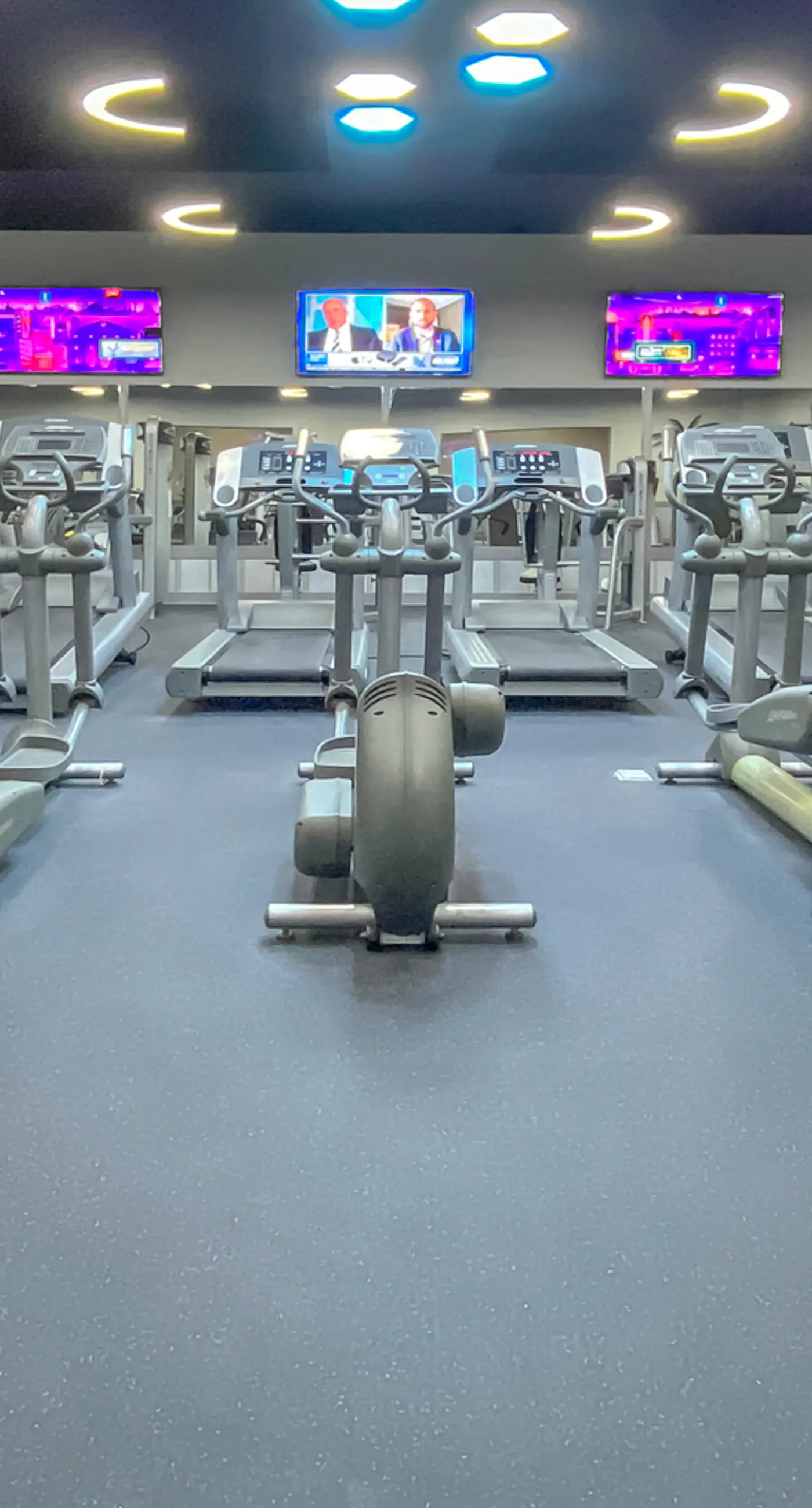 Snowbird-friendly condo with pool, hot tub, splash area, tennis, restaurant, gym