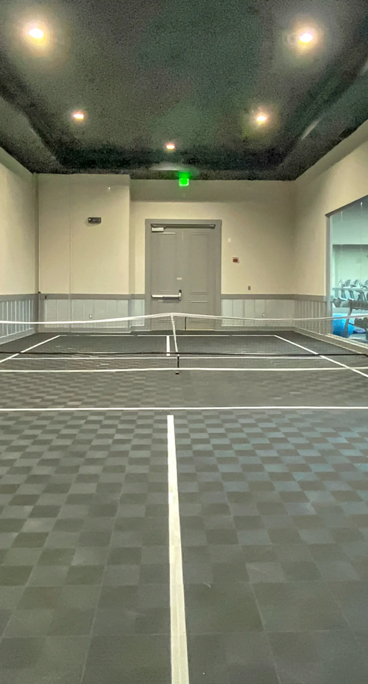 Snowbird-friendly condo with pool, hot tub, splash area, tennis, restaurant, gym