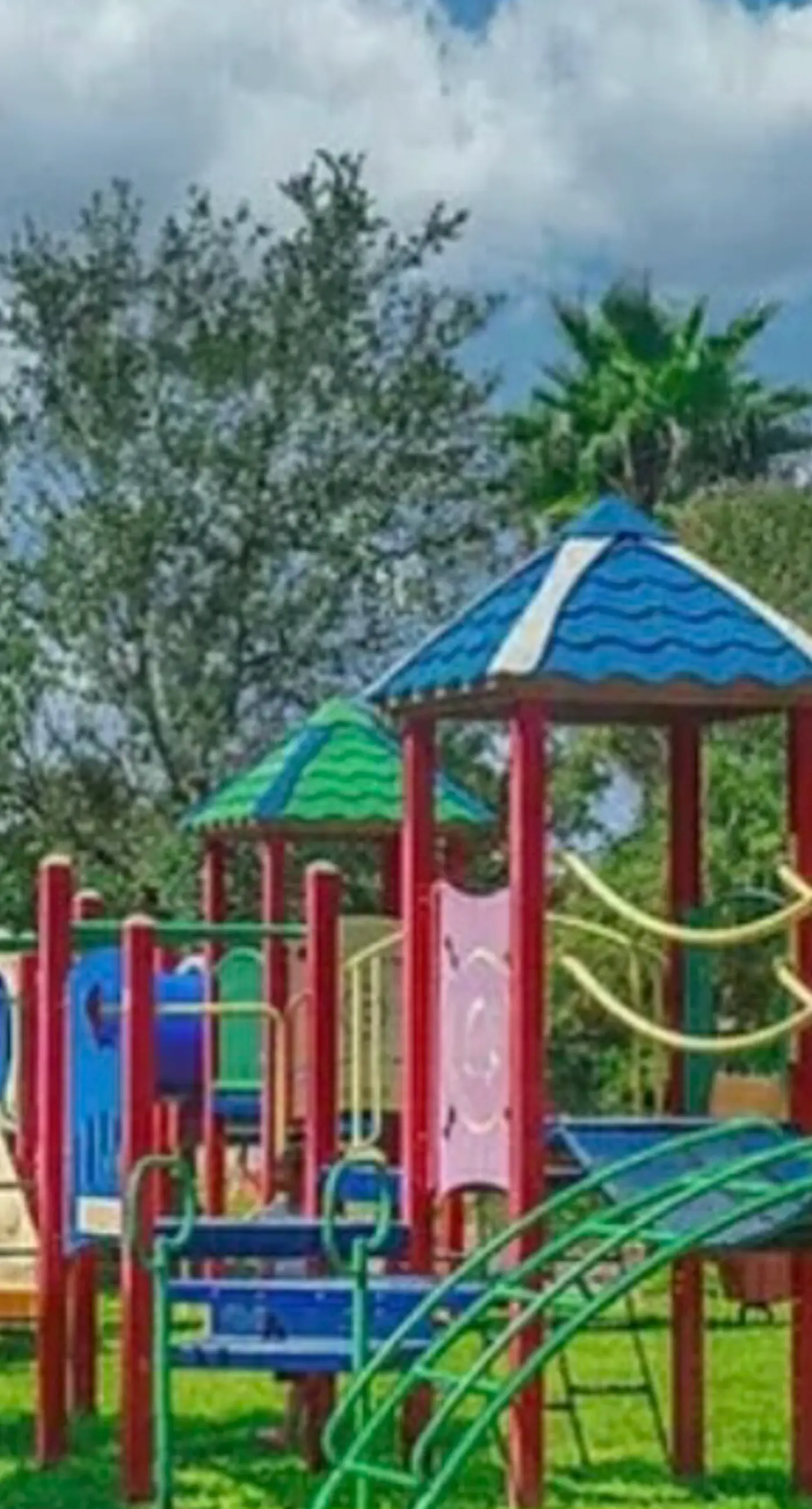 Snowbird-friendly condo with pool, hot tub, splash area, tennis, restaurant, gym