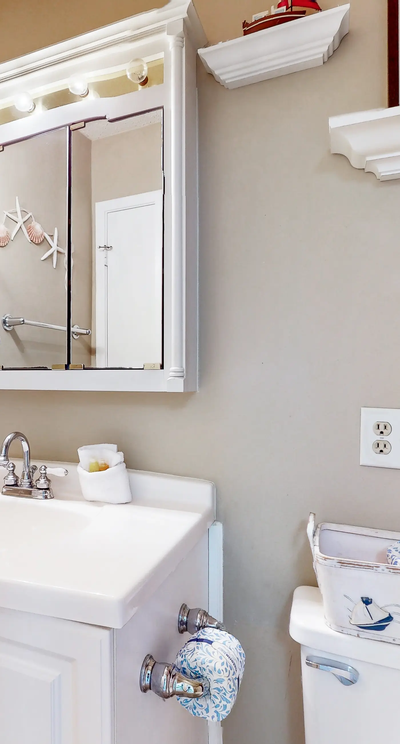 Dog Friendly waterfront townhome with balcony and wifi