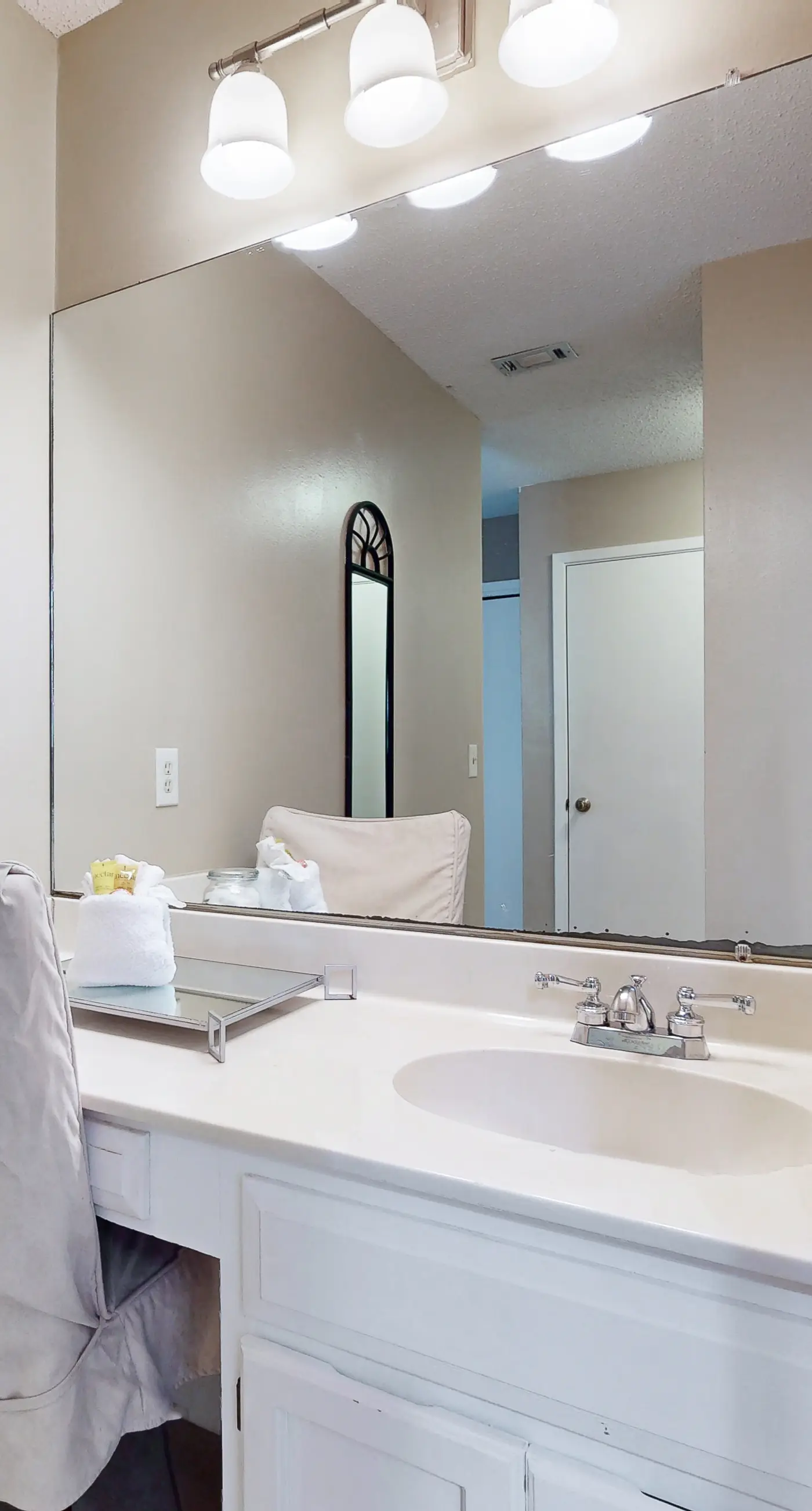 Dog Friendly waterfront townhome with balcony and wifi