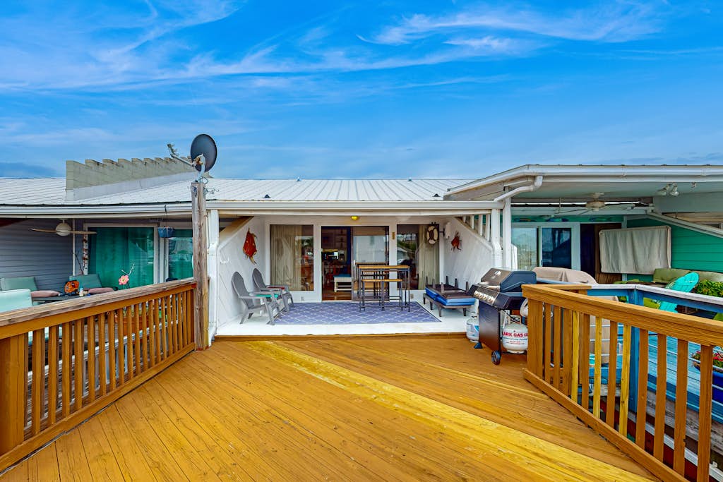 Dog Friendly waterfront townhome with balcony and wifi