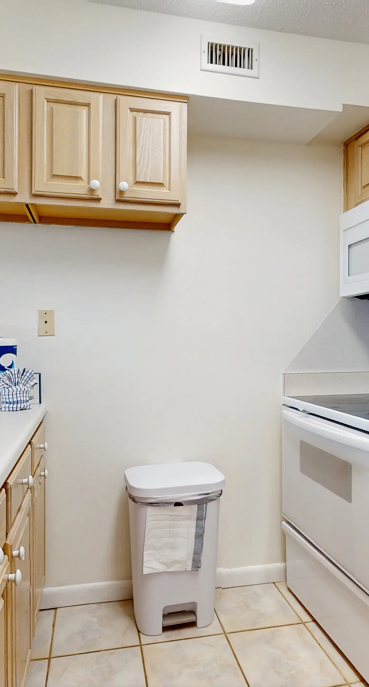 Snowbird-friendly condo with Gulf view, on-site pool, beach access, & gym