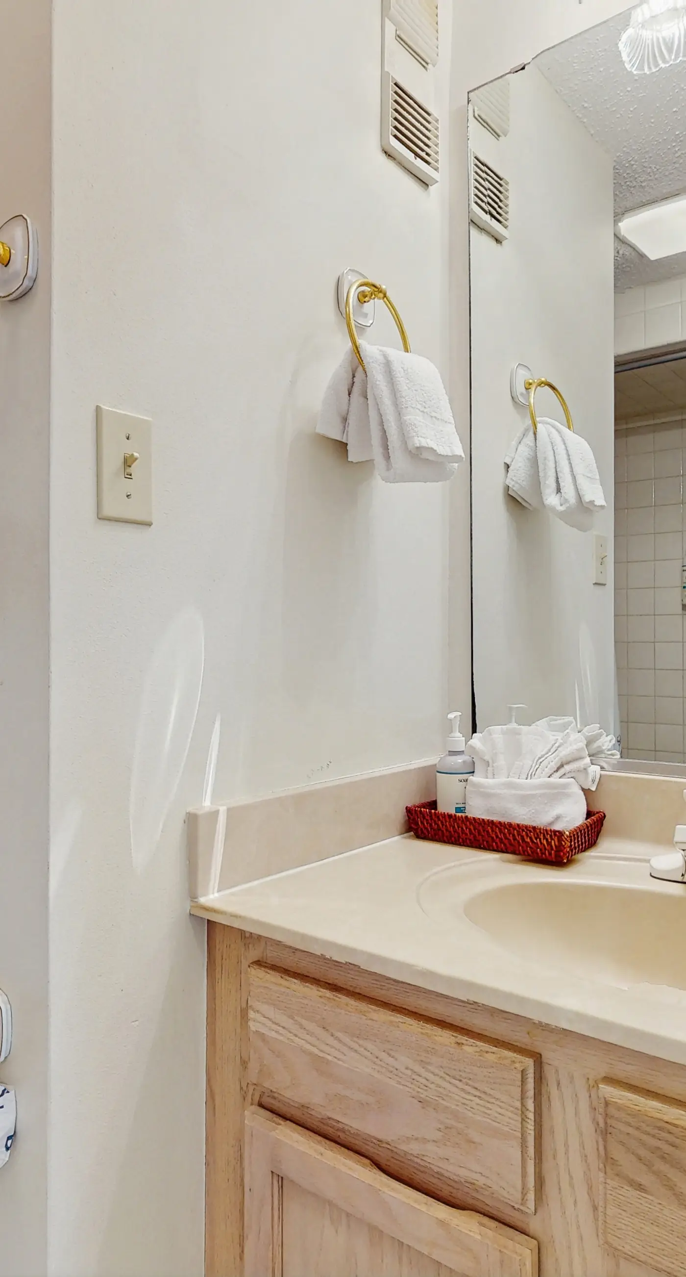 Snowbird-friendly condo with Gulf view, on-site pool, beach access, & gym