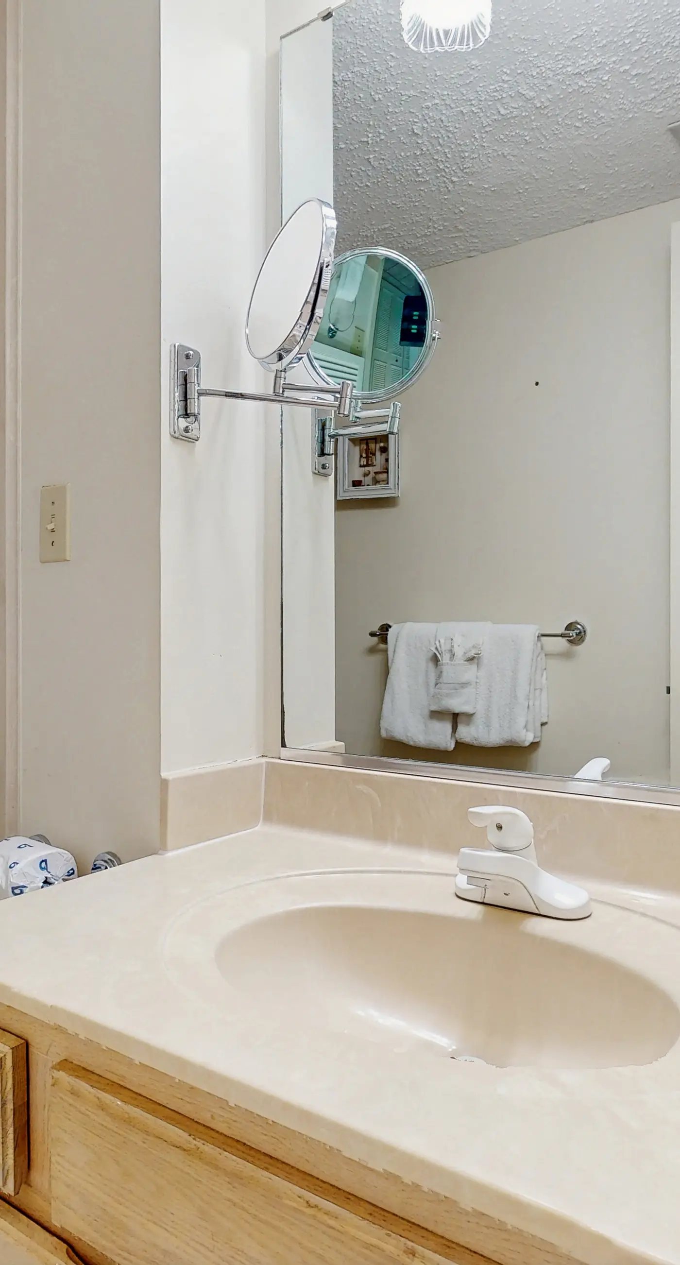 Snowbird-friendly condo with Gulf view, on-site pool, beach access, & gym