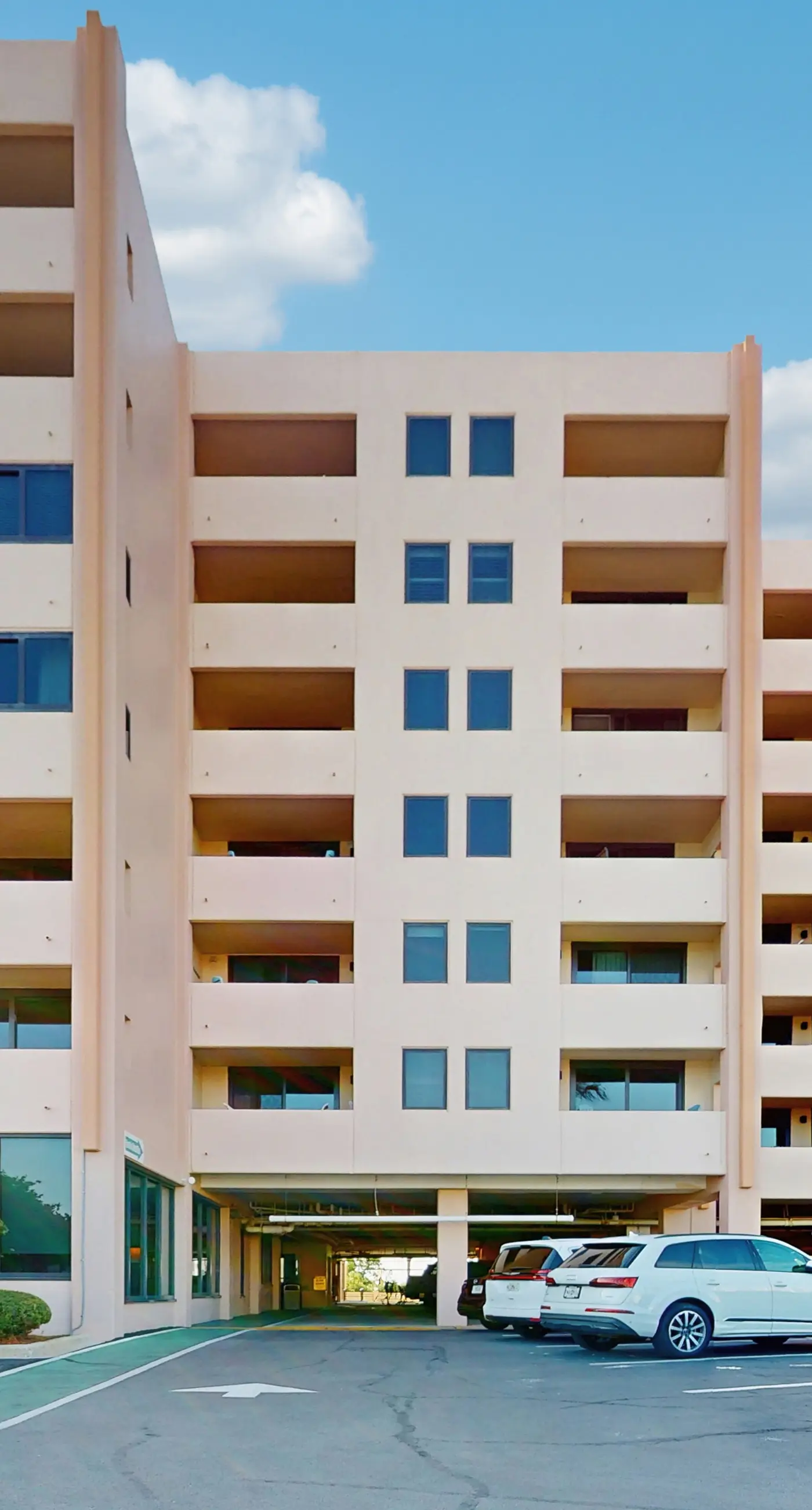 Snowbird-friendly condo with Gulf view, on-site pool, beach access, & gym