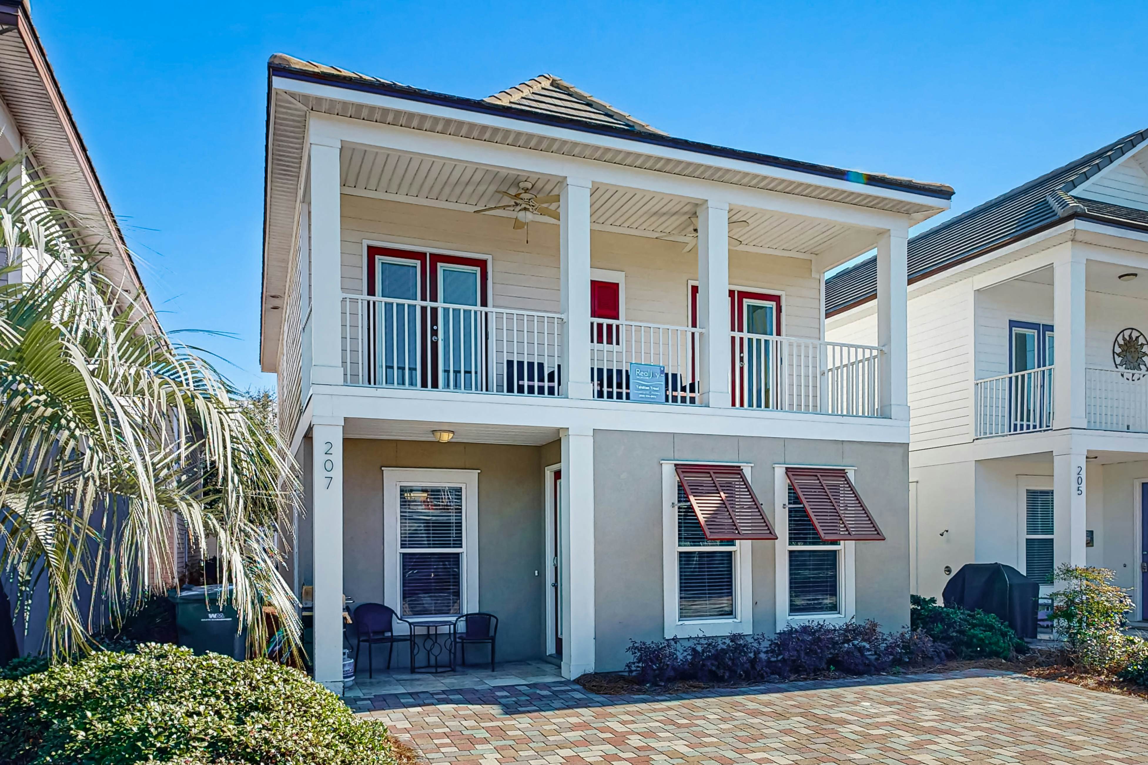 Beautiful private home in gated community, shared pool, close to beach