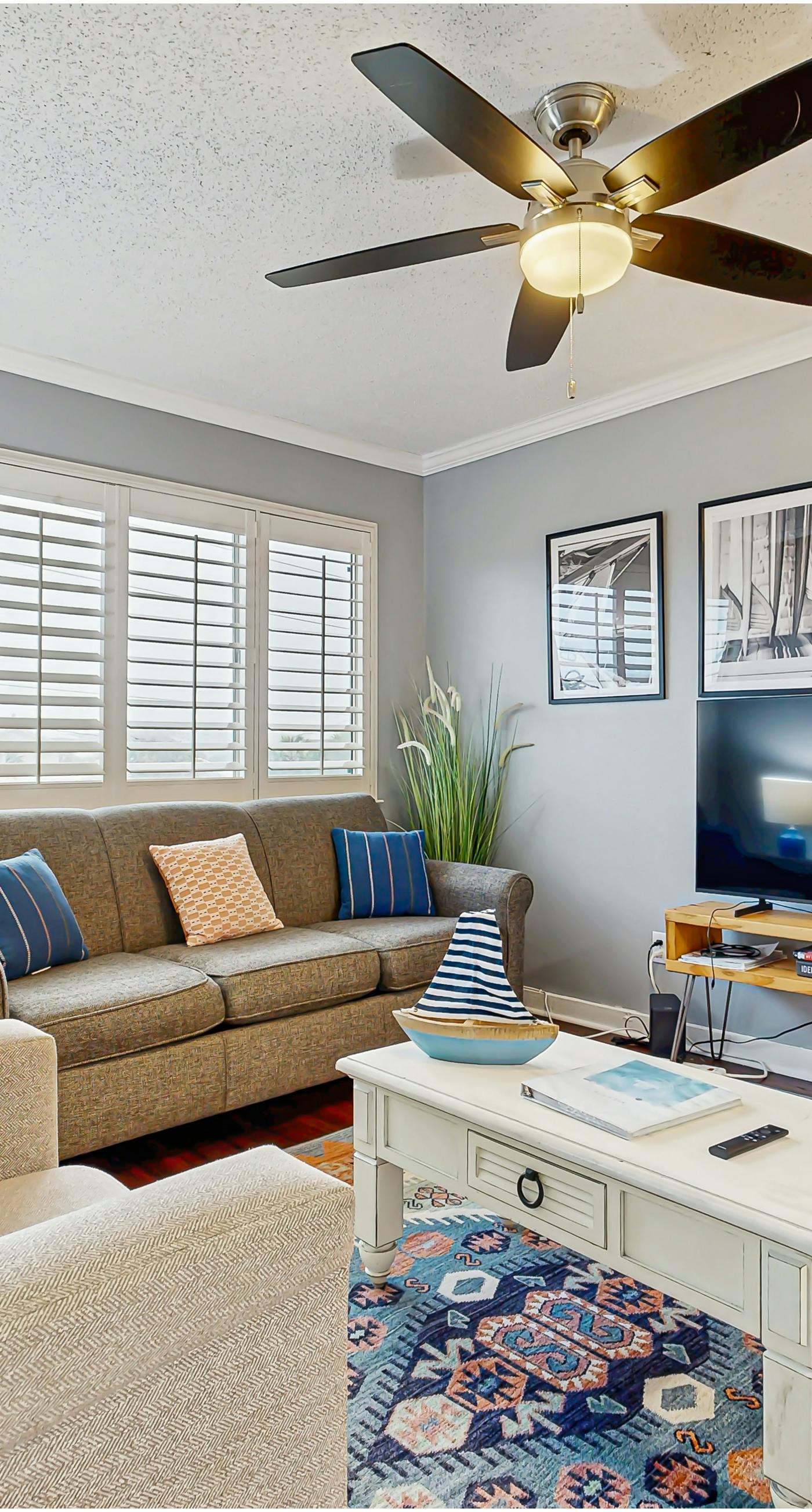 Cozy coastal condo with full kitchen, private washer/dryer, close to beach