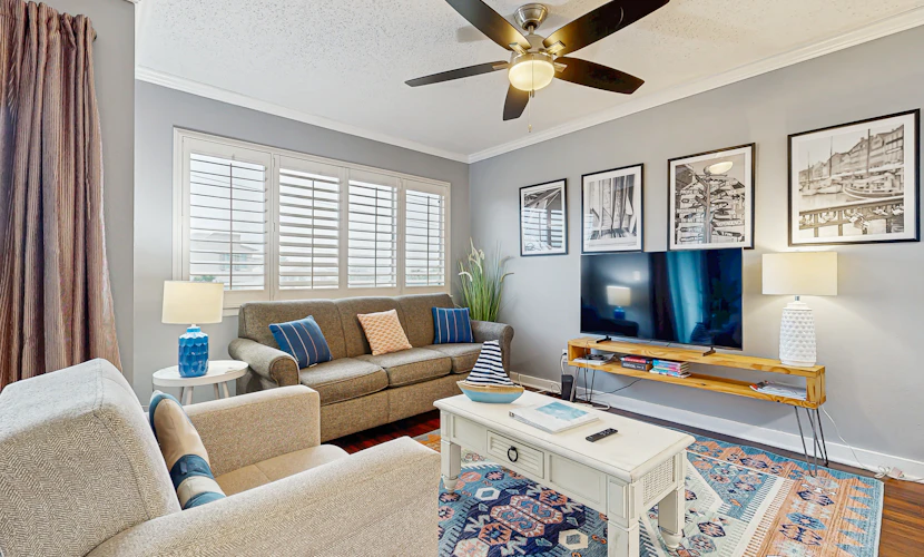 Cozy coastal condo with full kitchen, private washer/dryer, close to beach