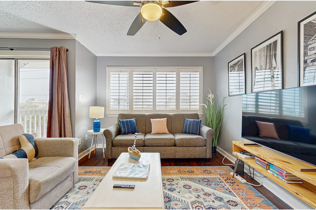 Cozy coastal condo with full kitchen, private washer/dryer, close to beach