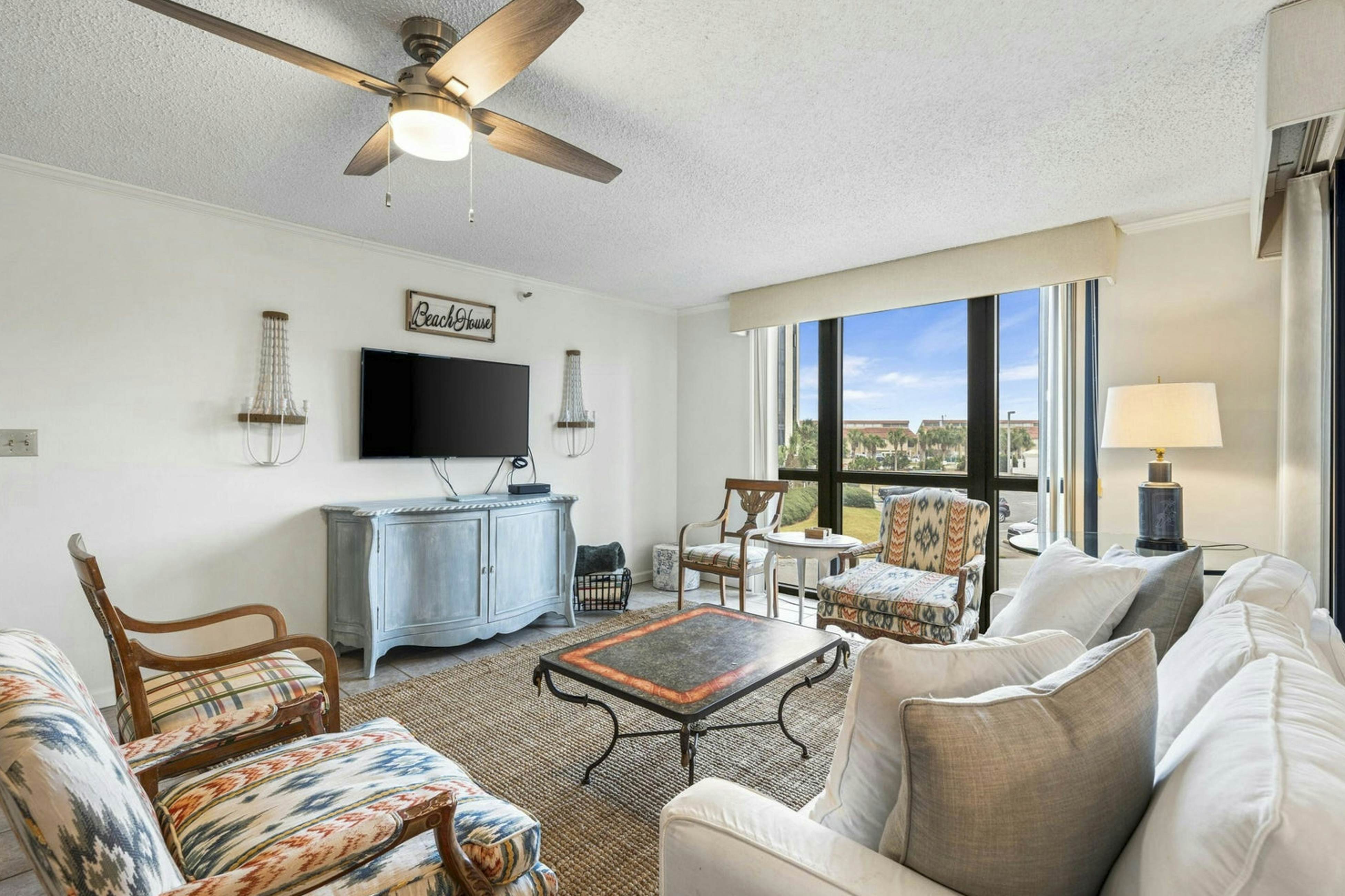 Cozy coastal condo with shared pool, tennis court, and beach access