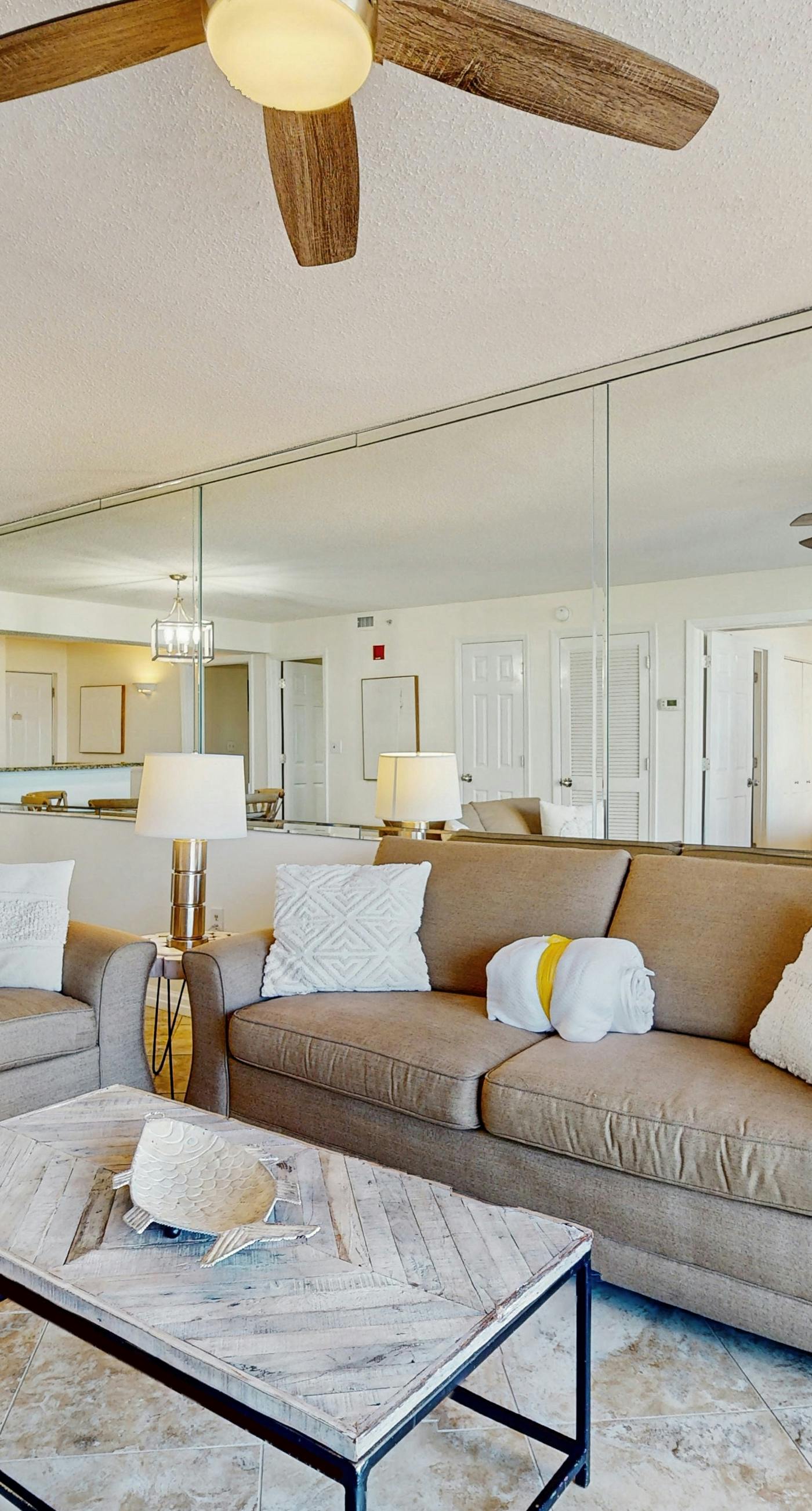 Beachfront Condo, gorgeous views, shared pool and beach access