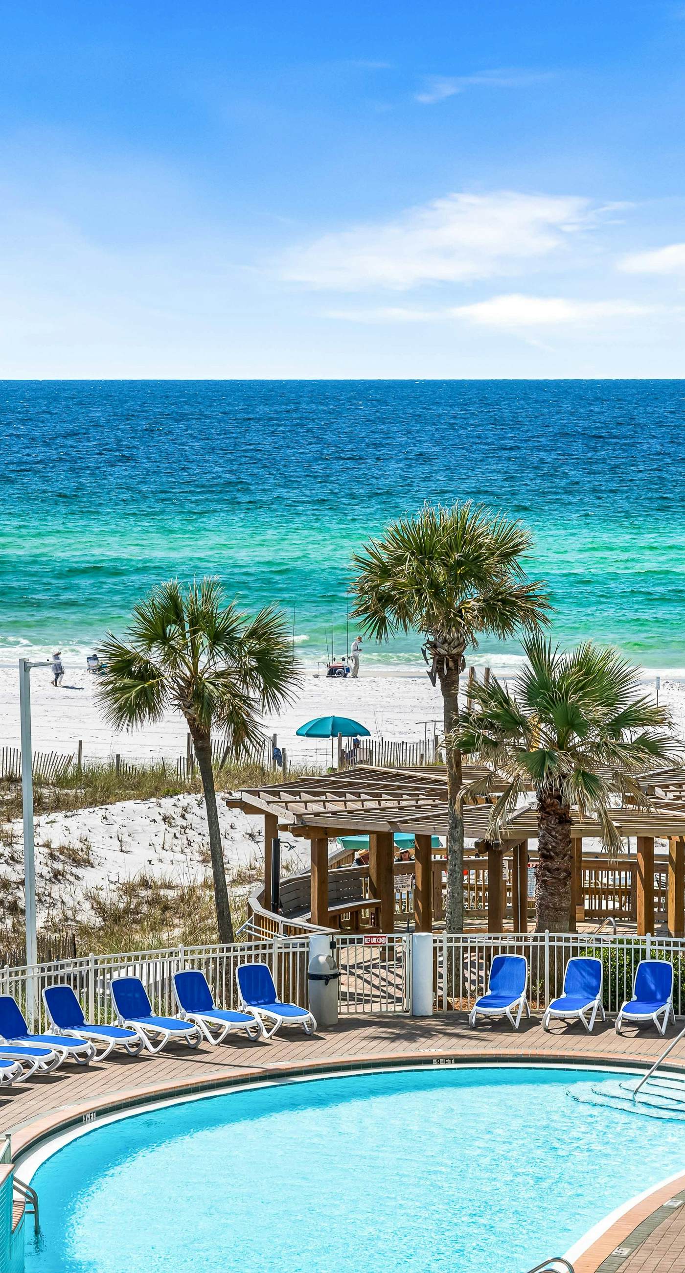 Beachfront Condo, gorgeous views, shared pool and beach access