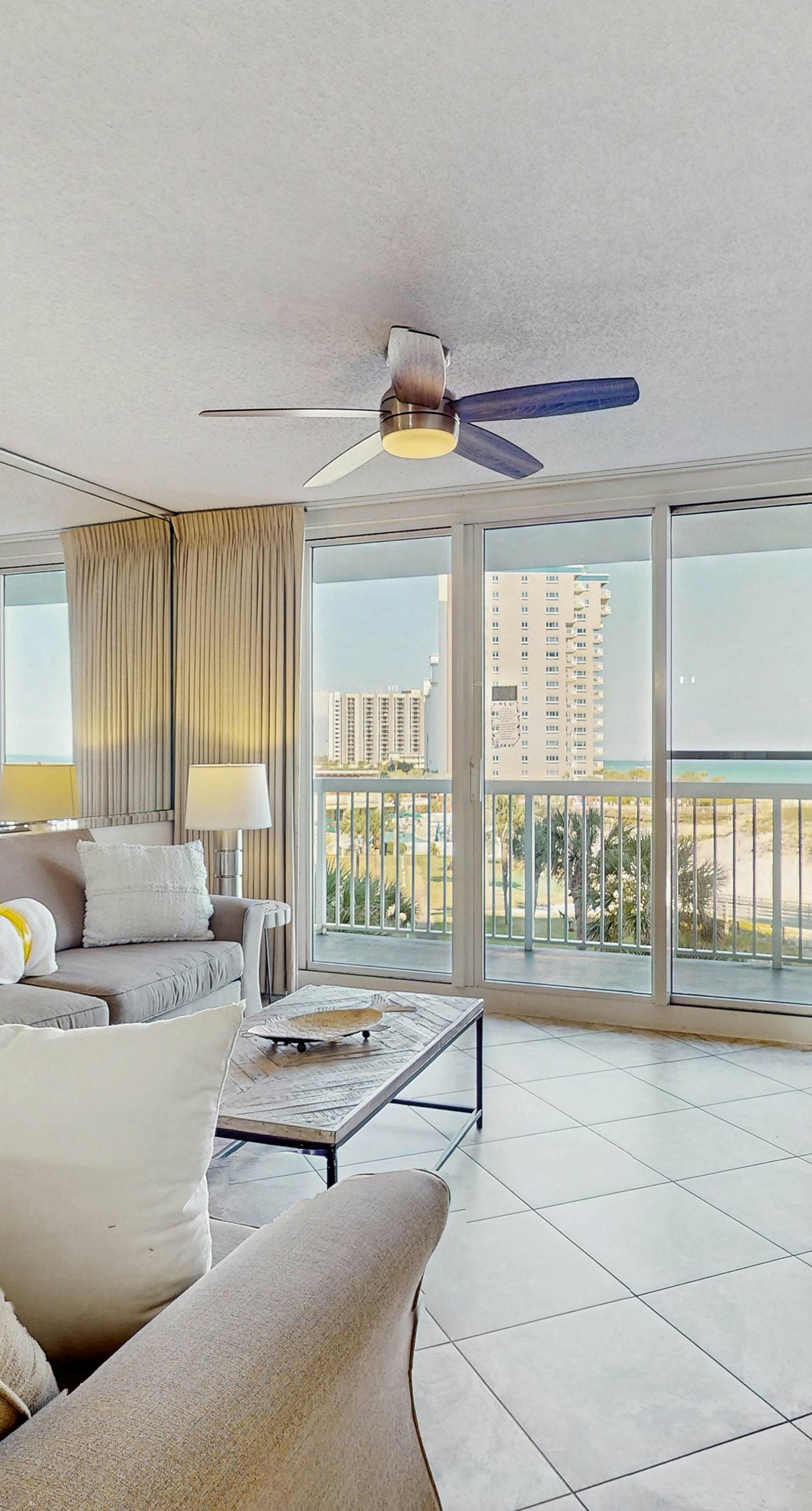Beachfront Condo, gorgeous views, shared pool and beach access