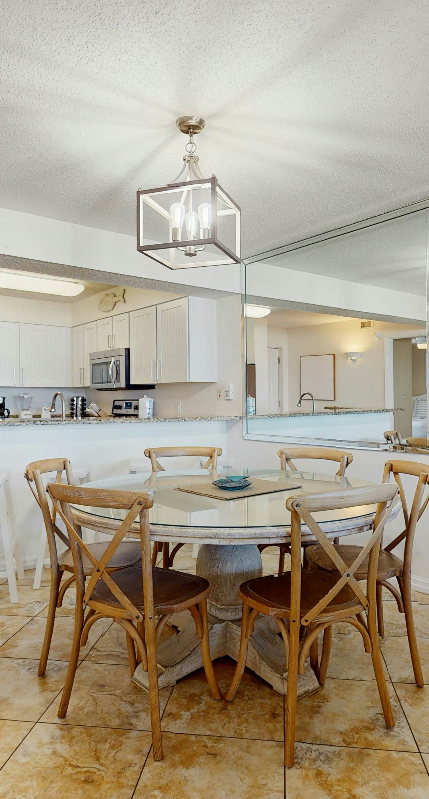 Beachfront Condo, gorgeous views, shared pool and beach access